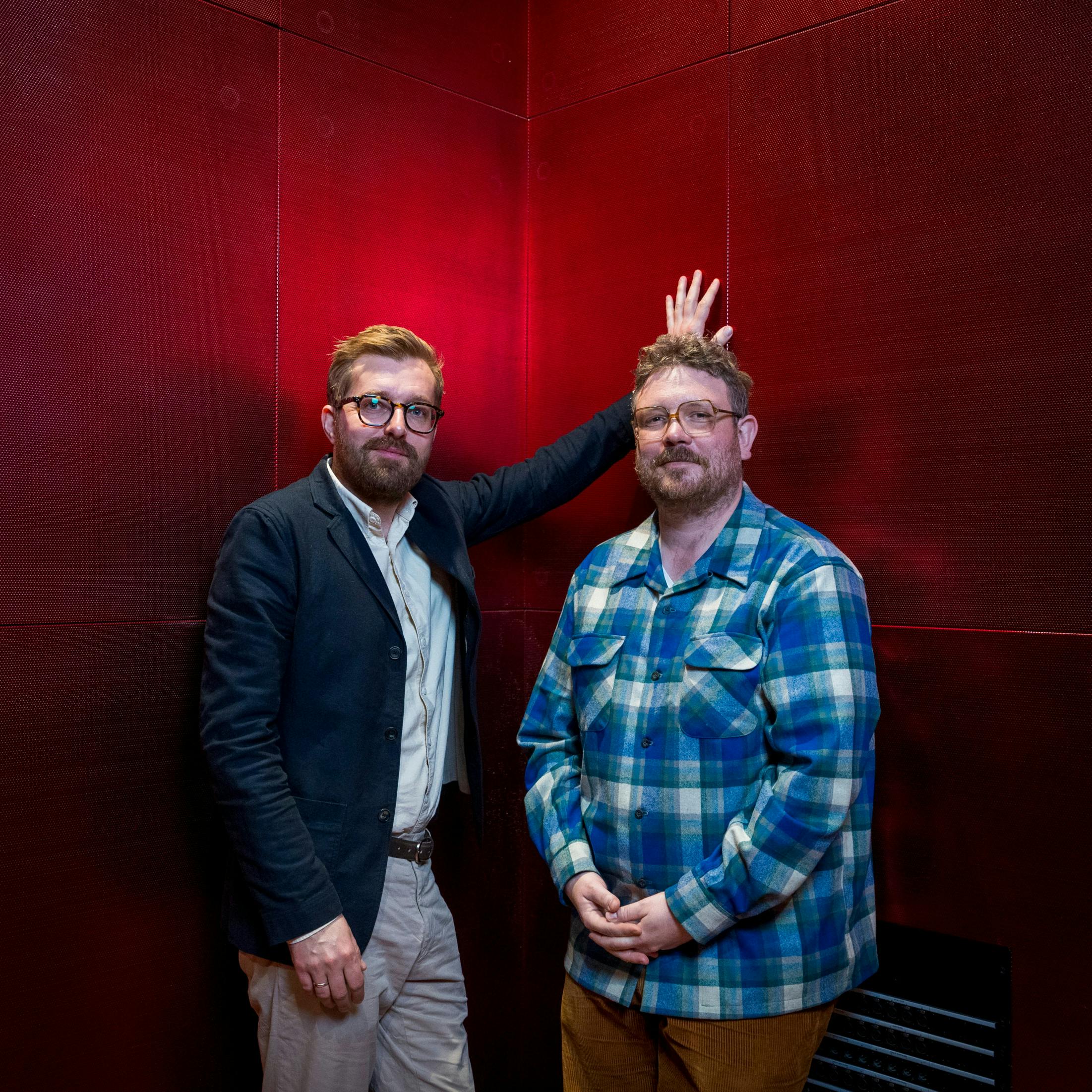 Skuespillerne og bedstevennerne Rasmus Bruun, 41, og Frederik Cilius, 38, renser luften med en flok kolde bajere og en god snak, når de en gang imellem går hinanden på.