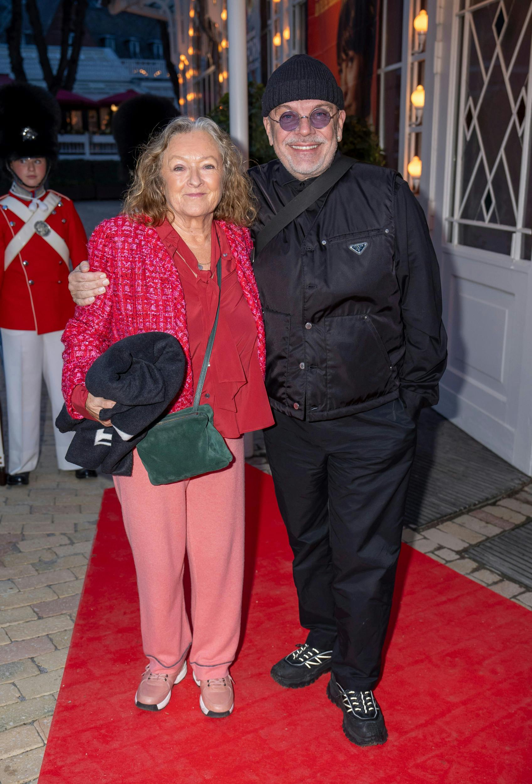 – Det er en genopsætning, så jeg har set det før – det er fremragende! Jeg kan kun anbefale det til alle. Det er virkelig godt, lød de rosende ord fra Mille Lehfeldts kendte mor, Kirsten Lehfeldt, 71, som fulgtes med kendisfrisøren Søren Hedegaard, 68, til repremieren.