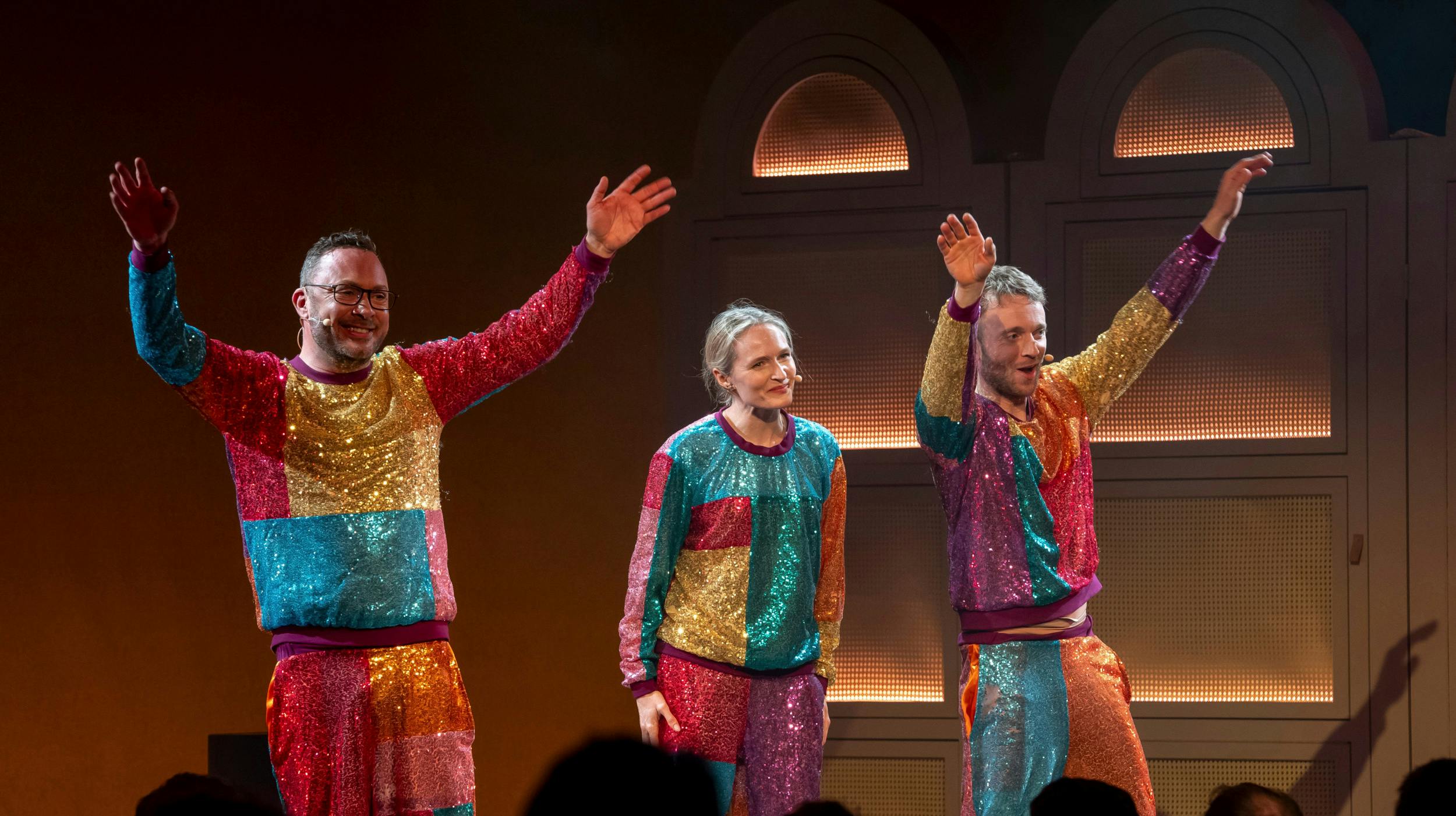 Den sjove trio er på danmarksturné med showet og lægger bl.a. også vejen forbi Helsingør, Aarhus og Randers.