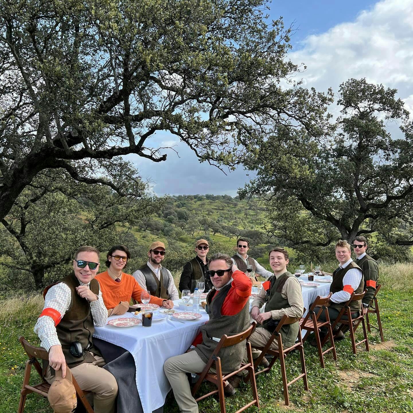 Så’ der herretur! Hvor jagten – og frokosten i det grønne – udspandt sig, melder de franske jungletrommer knap så meget om. Men mon ikke vi er et stykke længere sydpå …?