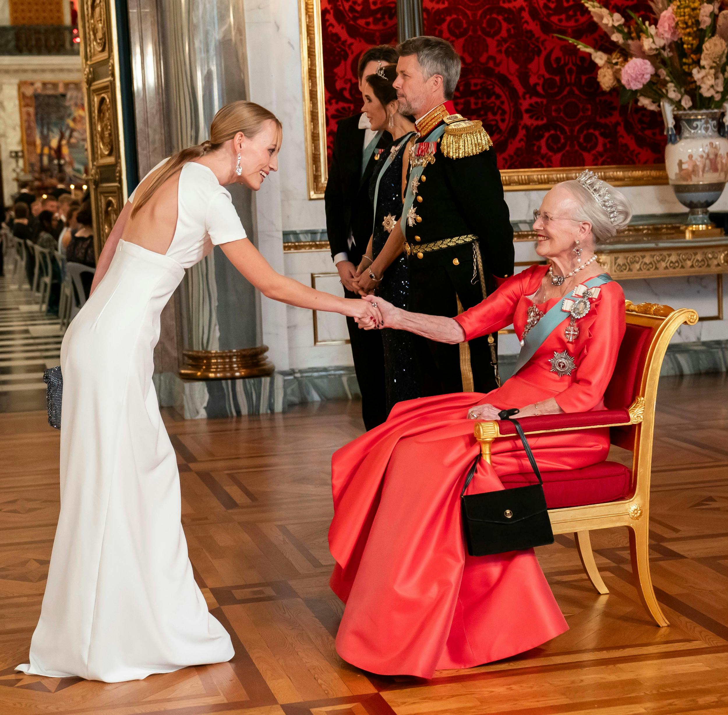 I oktober hilste Flora Ofelia på dronning Margrethe, 83, da hun var inviteret til prins Christians 18-års fødselsdag.