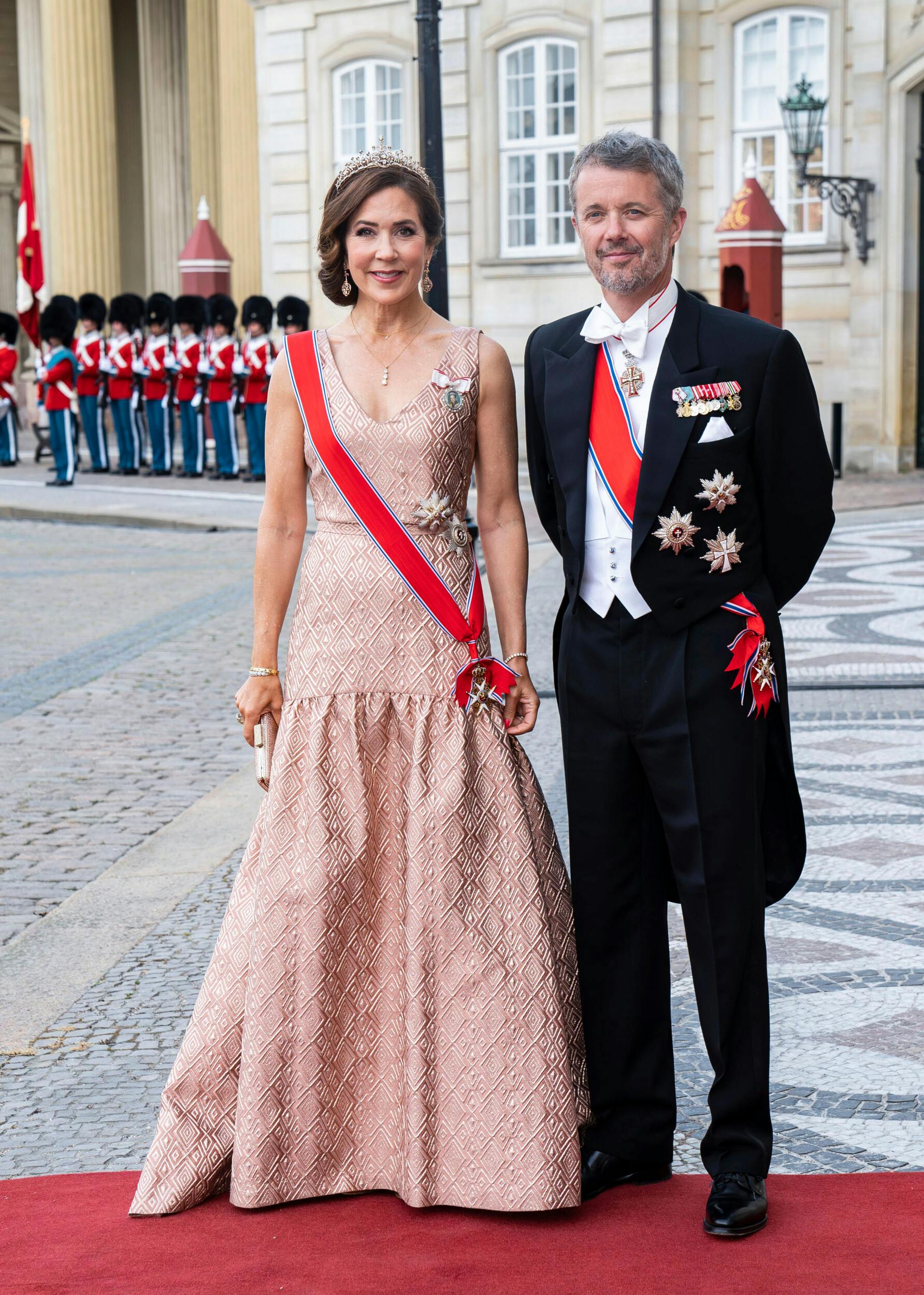 Tak. Af hjertet tak! Dronning Mary, 52, og kong Frederik, 55, kan glæde sig over Danmarkshistoriens største lønforhøjelse.