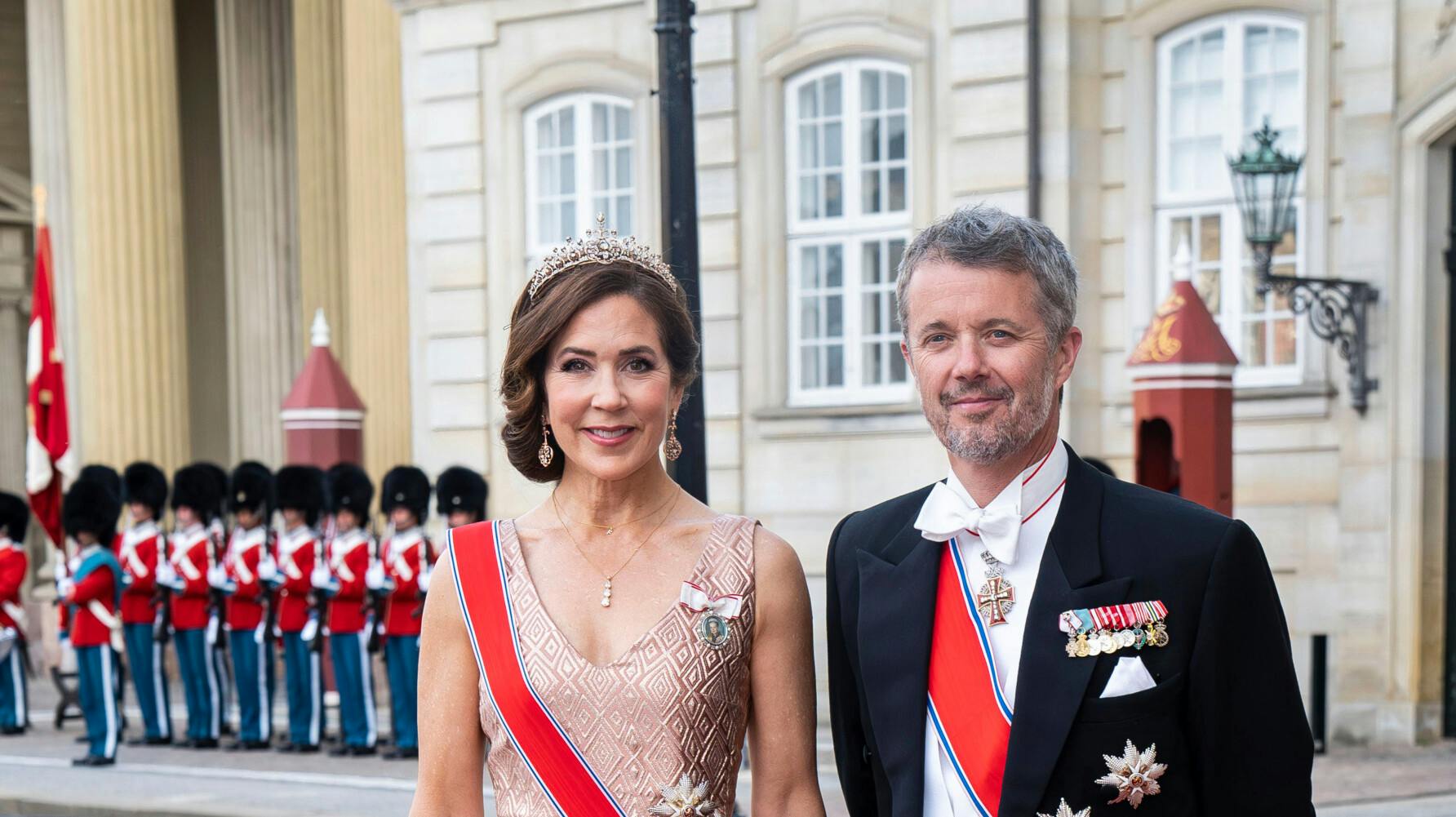Tak. Af hjertet tak! Dronning Mary, 52, og kong Frederik, 55, kan glæde sig over Danmarkshistoriens største lønforhøjelse.