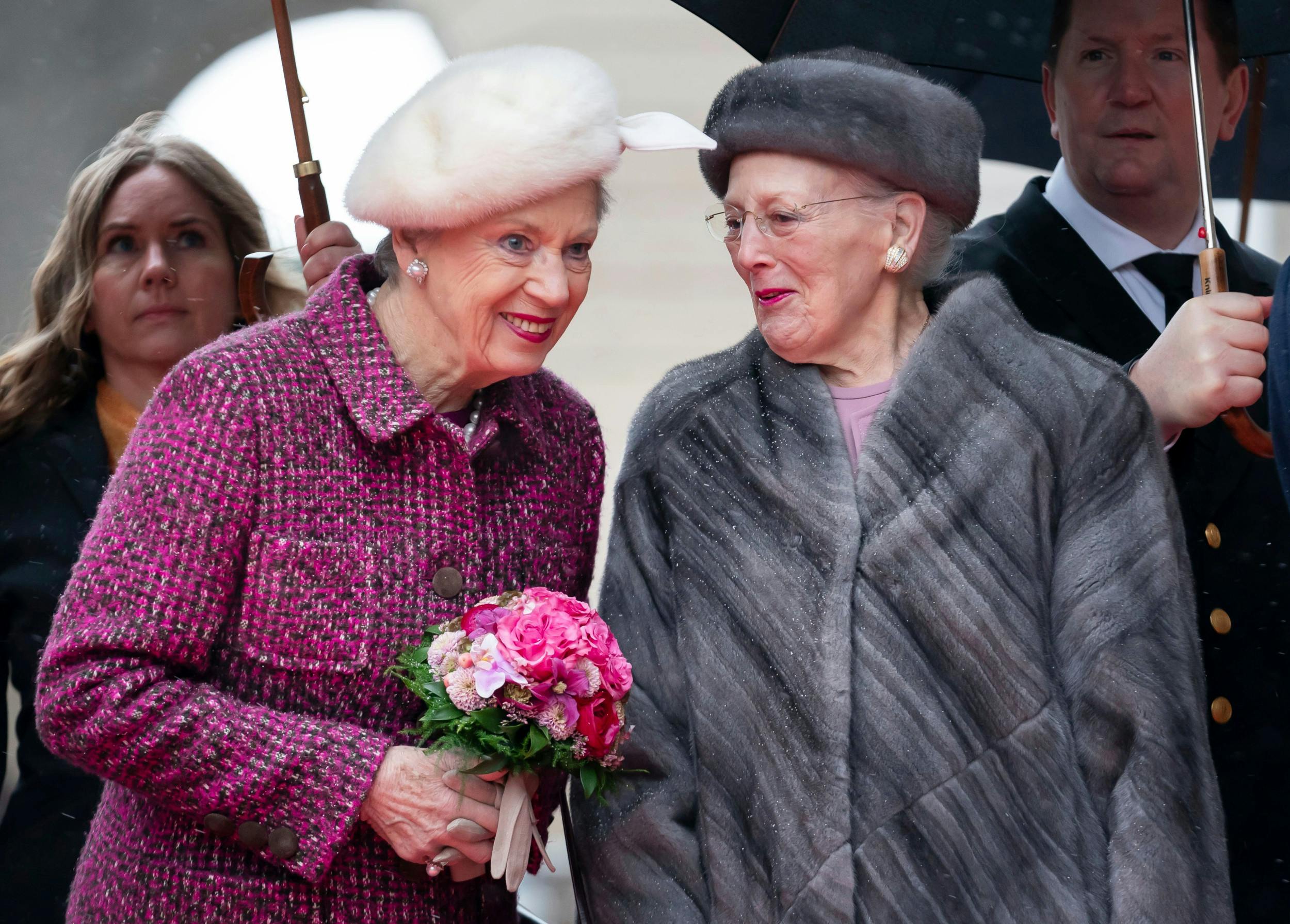 Efter hun har gjort sin søn til konge, ender dronning Margrethe, 84, med en månedsløn på en million skattefri kroner. Hendes lillesøster prinsesse Benedikte, 79, kommer i fremtiden til at få sine penge fra kong Frederik i stedet for sin storesøster.