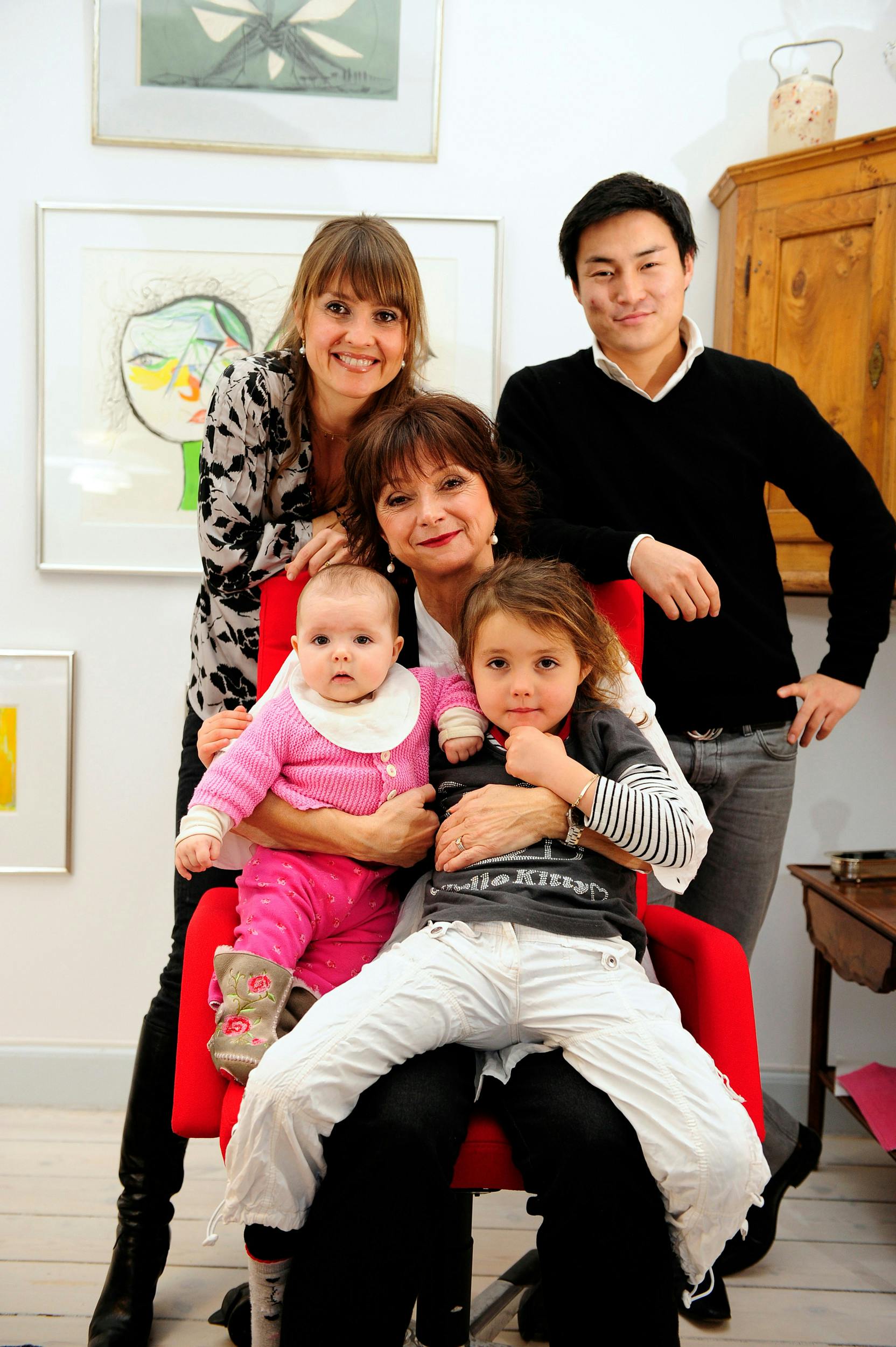Her er Sonja med sin datter Anne og sønnen Oliver og børnebørnene Julia og Cornelia i 2008. I dag er pigerne henholdsvis 15 og 20 år.