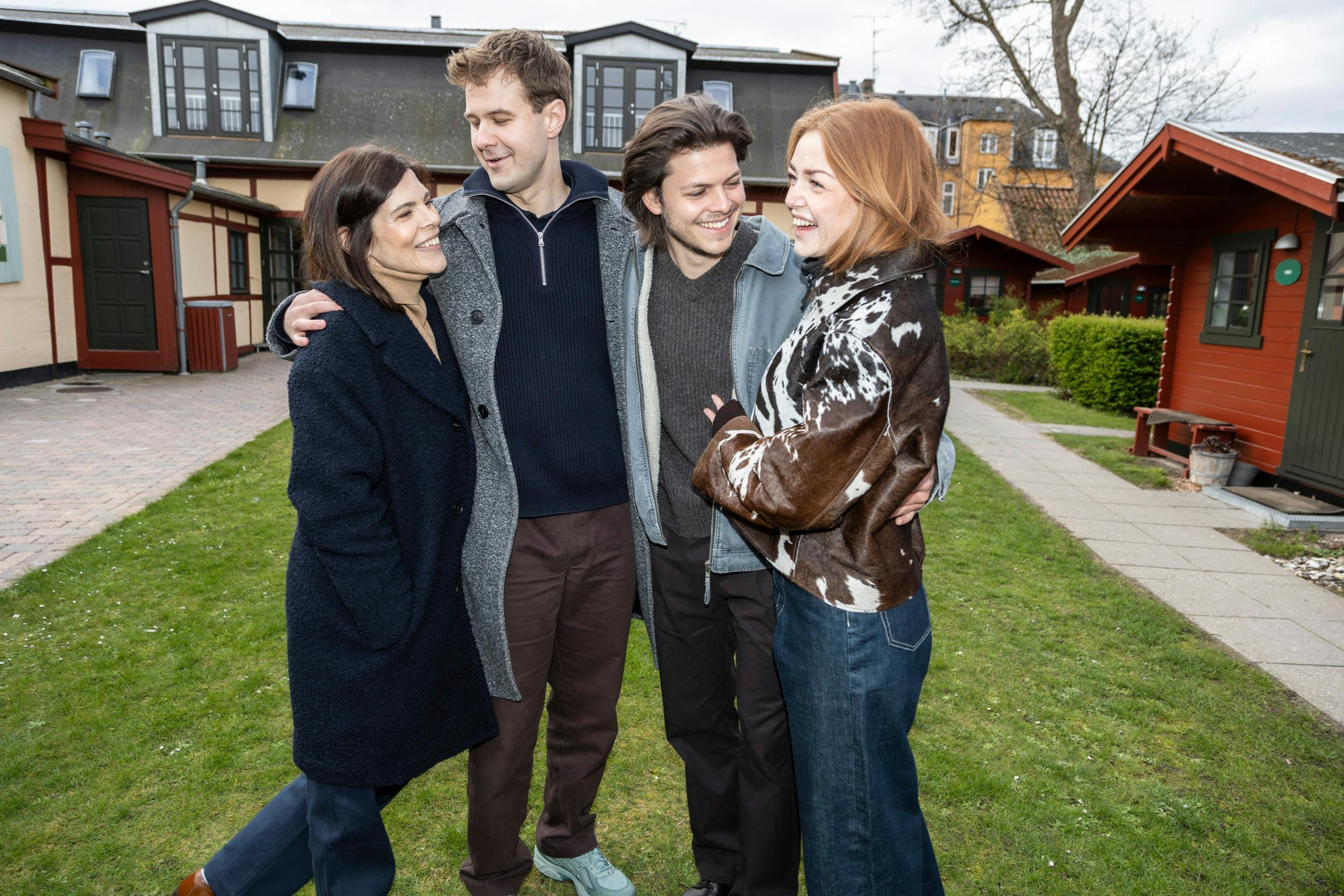 I serien medvirker bl.a. Ellen Hillingsø, 57, Magnus Haugaard, 29, Alex Høgh Andersen og Johanne Milland.