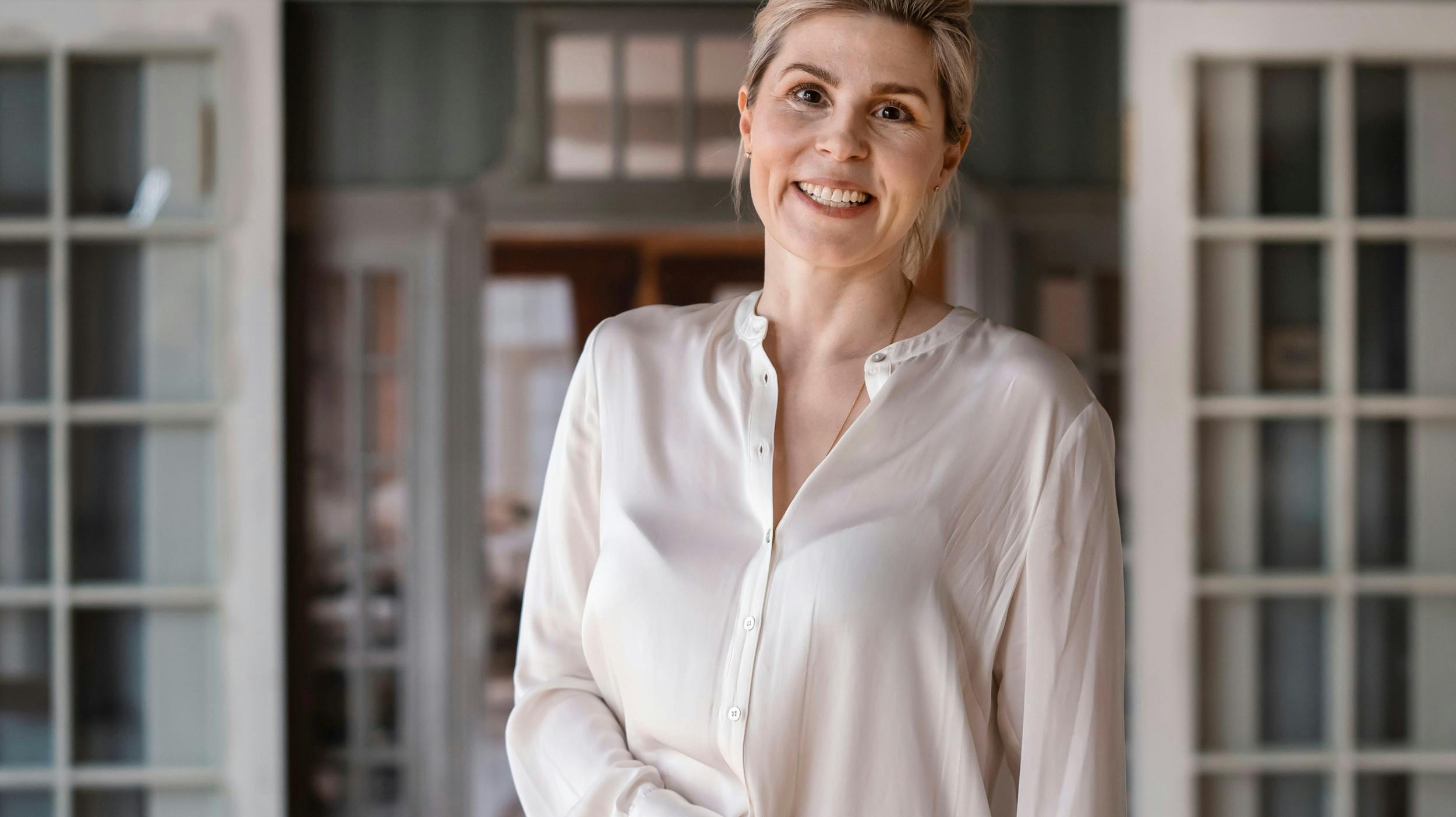 For tiden kan man se hendes karakter Helene holde ferie på ”Badehotellet” – men når Cecilie Stenspil, 44, selv har ferie, rejser hun ned til familiens sommerhus i Sydfrankrig.