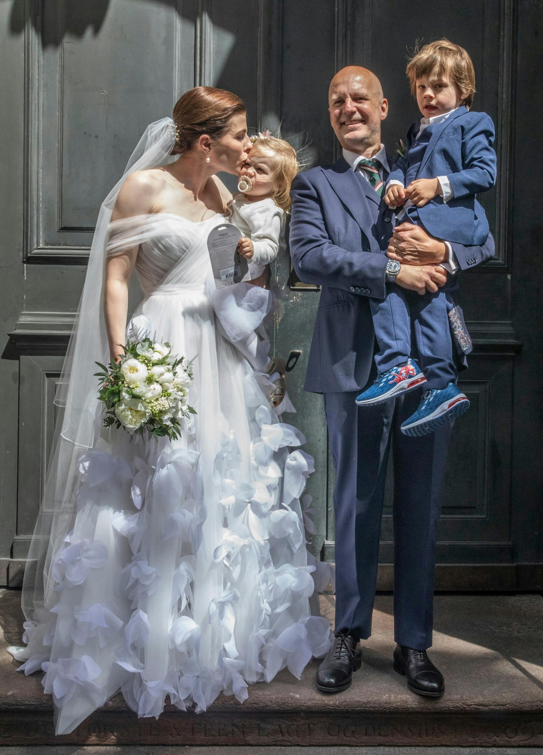 Cecilie blev i maj 2022 gift med Troels Lyby, 57, som hun har Samuel på fem og Ellinor Rose på tre år med. Derudover har Lyby to børn fra sit første ægteskab, Klara og Johannes.