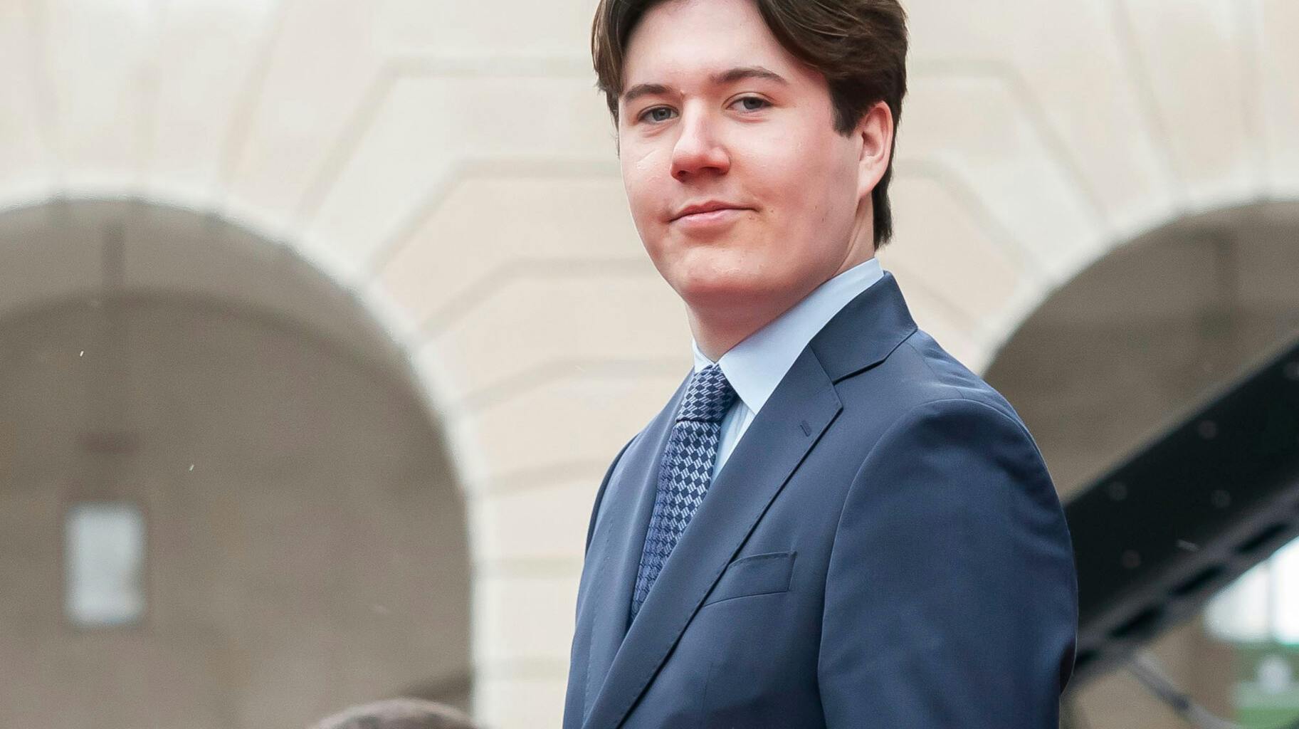 Kronprins og studerende Christian kan se frem til at modtage to gange mere end Sveriges kronprinsesse Victoria og prins Daniel i apanage.
