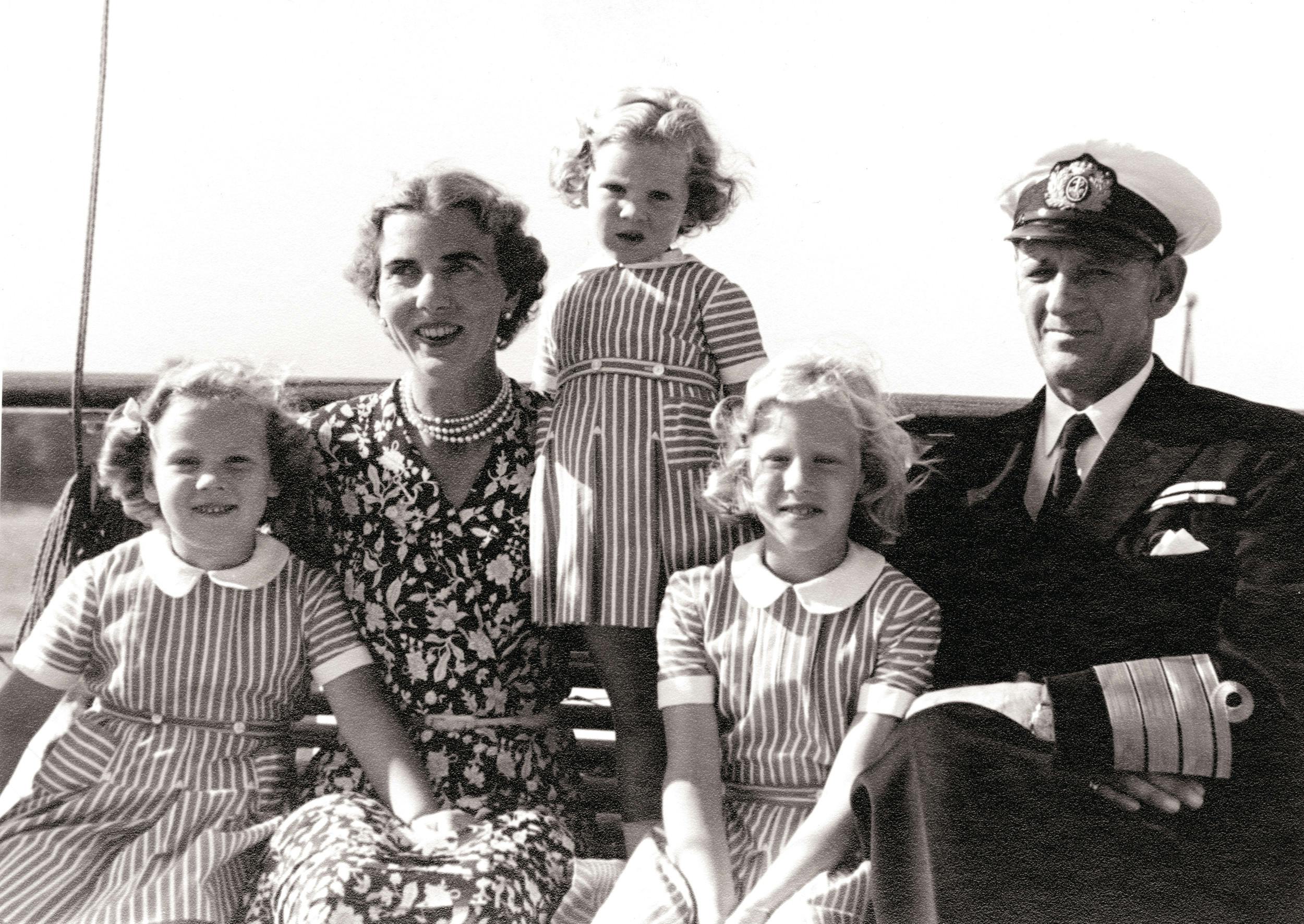Til venstre Benedikte med sine søstre Anne-Marie og Margrethe og dronning Ingrid og kong Frederik.