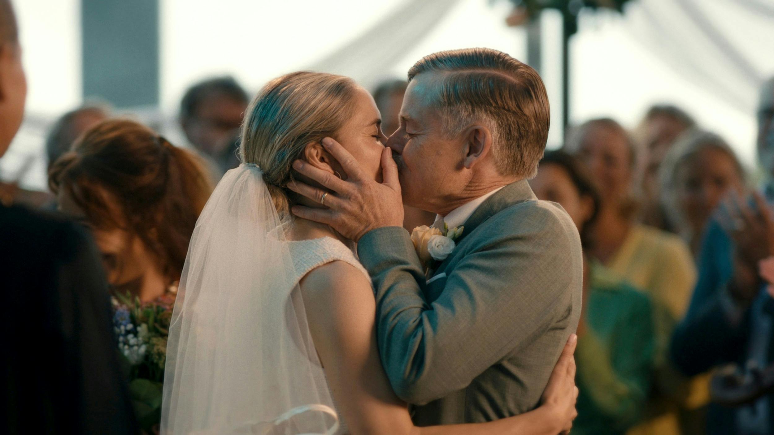 På samme tid som Neel blev gift i virkeligheden, optog hun bryllupsscenerne til den nye sæson af ”Orkestret” sammen med Caspar Phillipson.