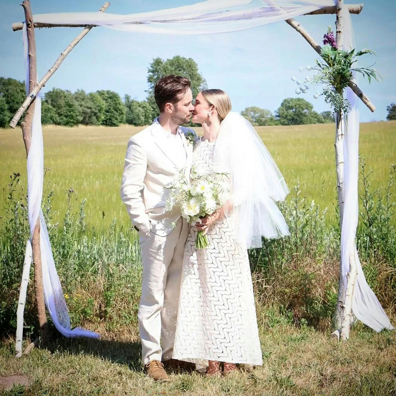 Med grønne marker som bagtæppe blev skuespillerparret Jens Sætter-Lassen, 38, og Neel Rønholt gift i juni sidste år.