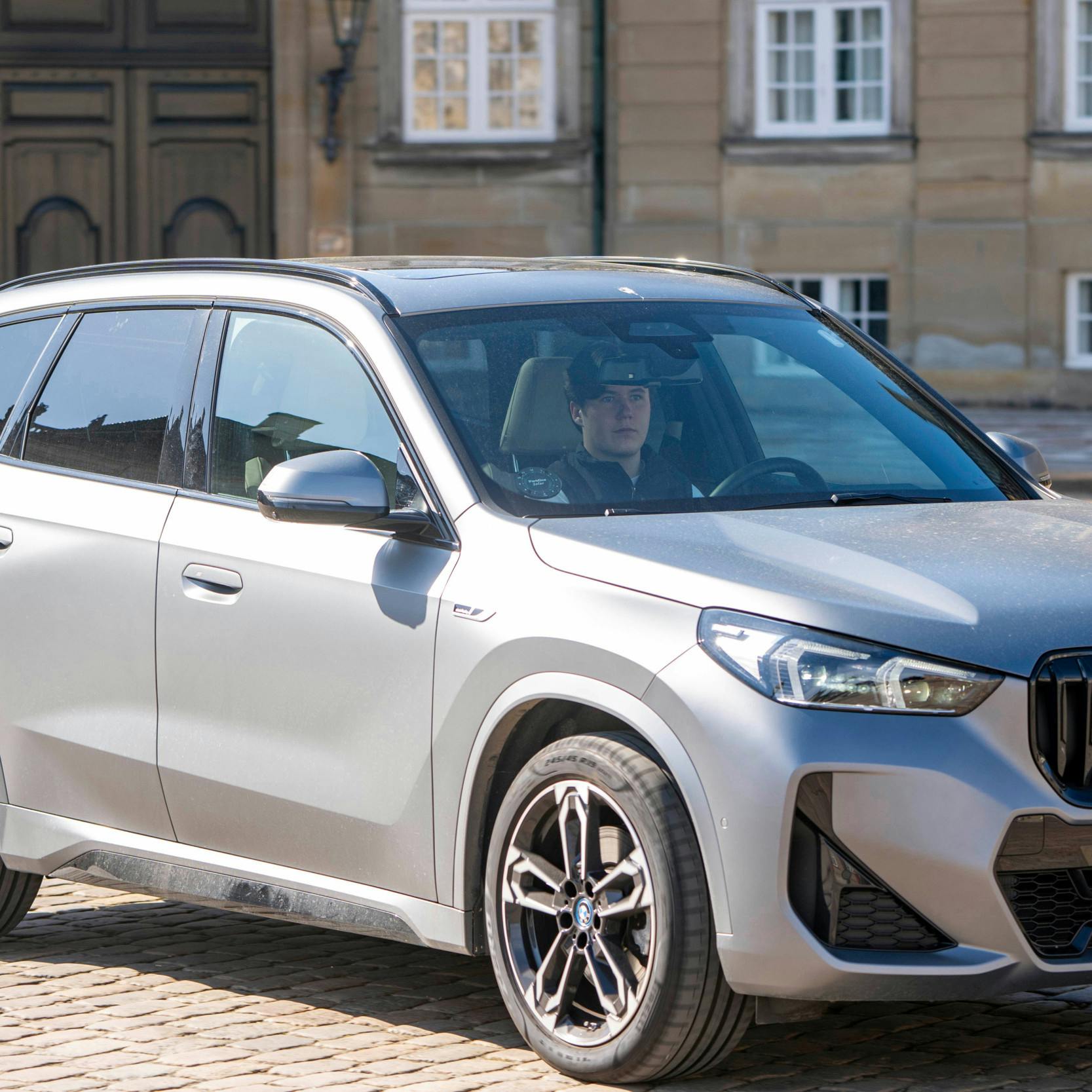 Ups, Deres Kongelige Højhed …! Sikkerhedsselen var ikke at se over Christians skulder, da han i sin sølv-BMW susede ind over Amalienborg Slotsplads forleden.