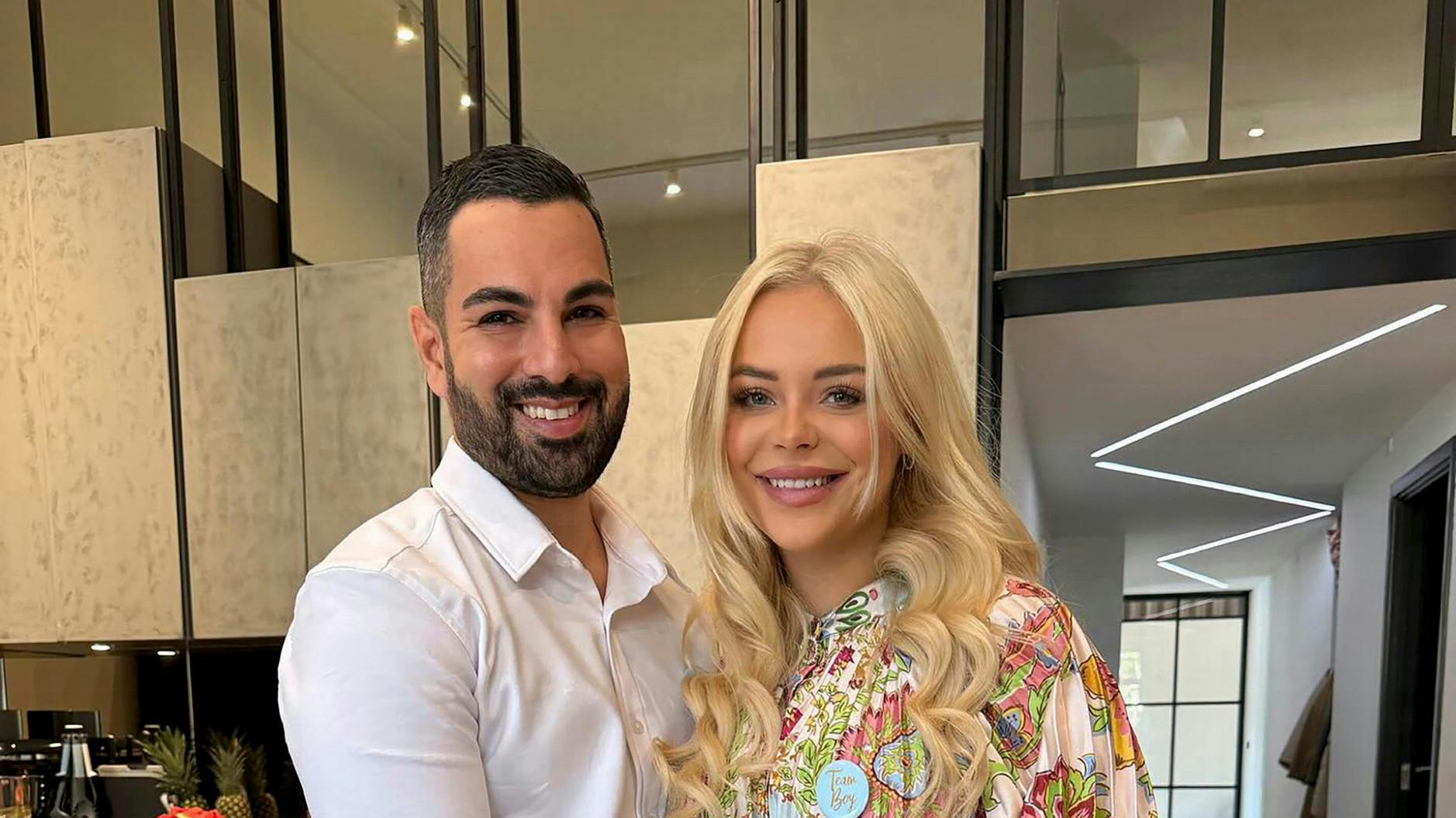 To bliver til tre. Mortada Haddad, 35, smeder i den grad, mens jernet er varmt – og har både puttet en ring på og en baby i Elvira Pitzner, 26, på under et halvt år.