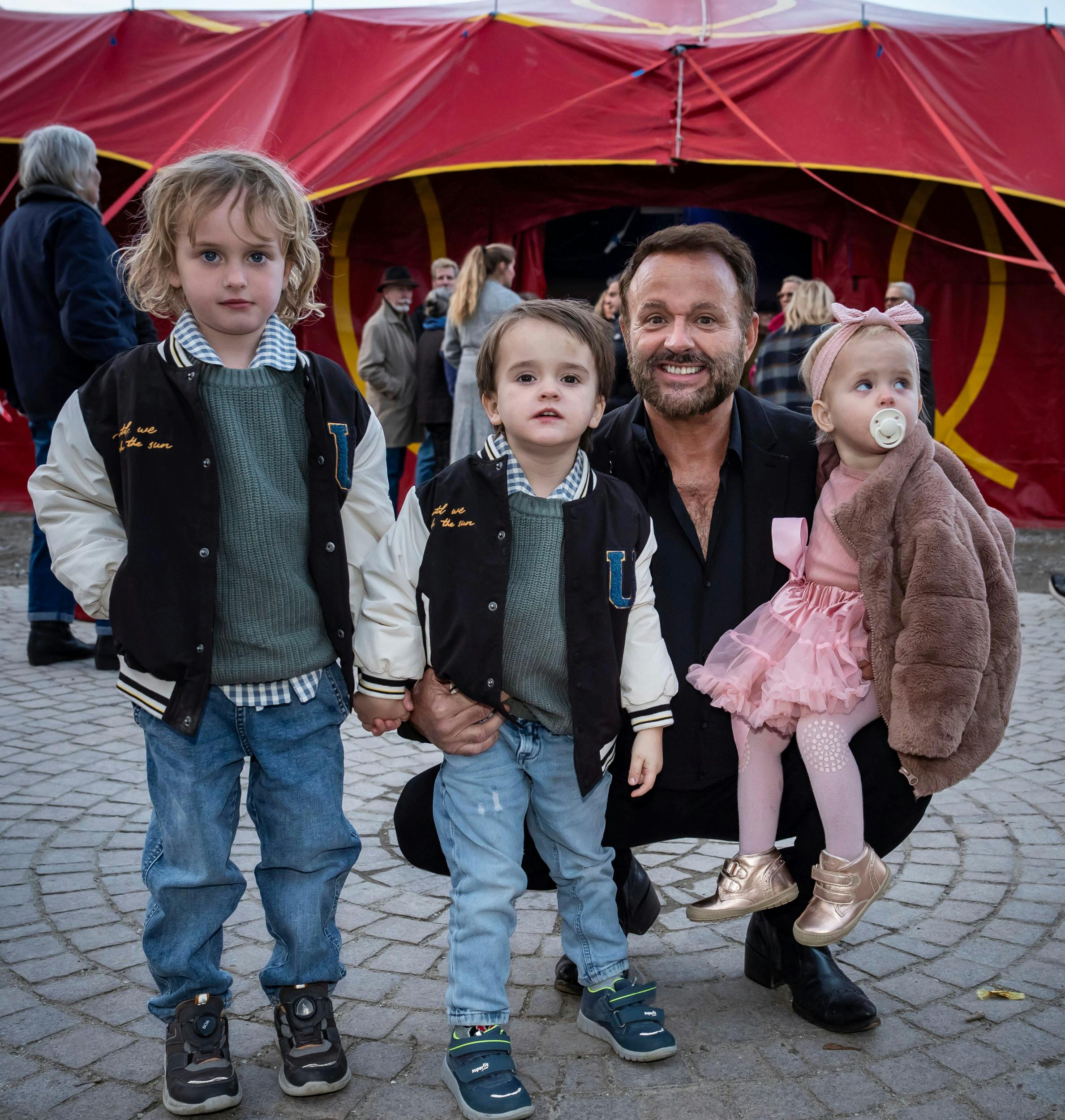 Lucas, Noah og Aura er forberedt på, at far ligner en mumie, når han kommer hjem fra hospitalet.