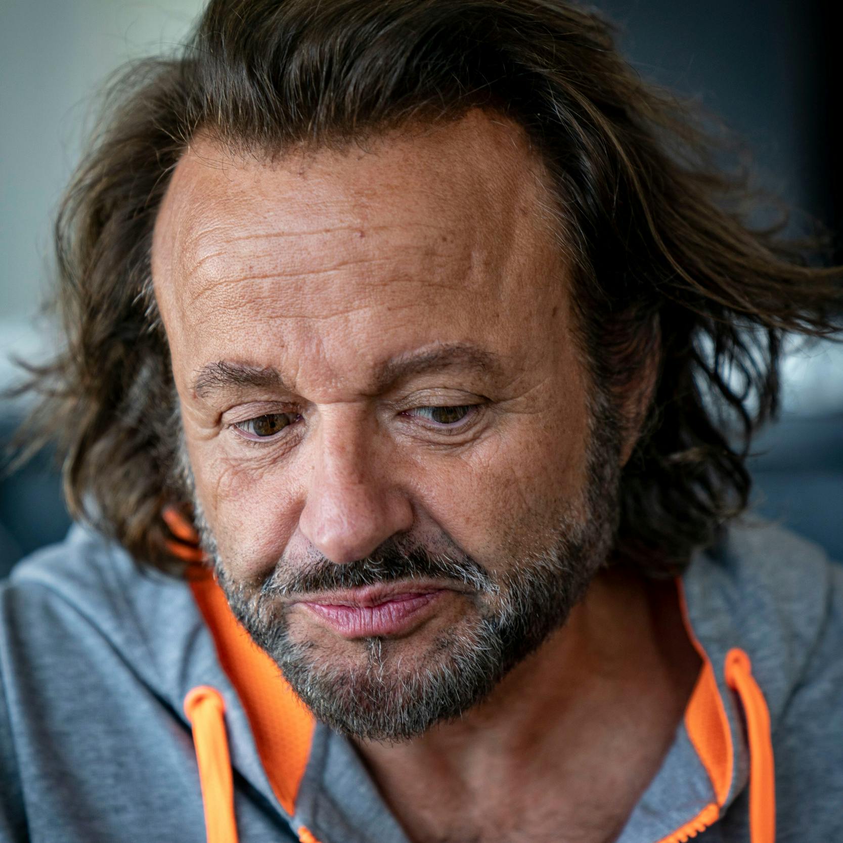 60 år, for lidt søvn og tre små børn, der skal vartes op, sætter sine spor. Nu får Dennis Knudsen gjort noget ved sit hærgede udseende.