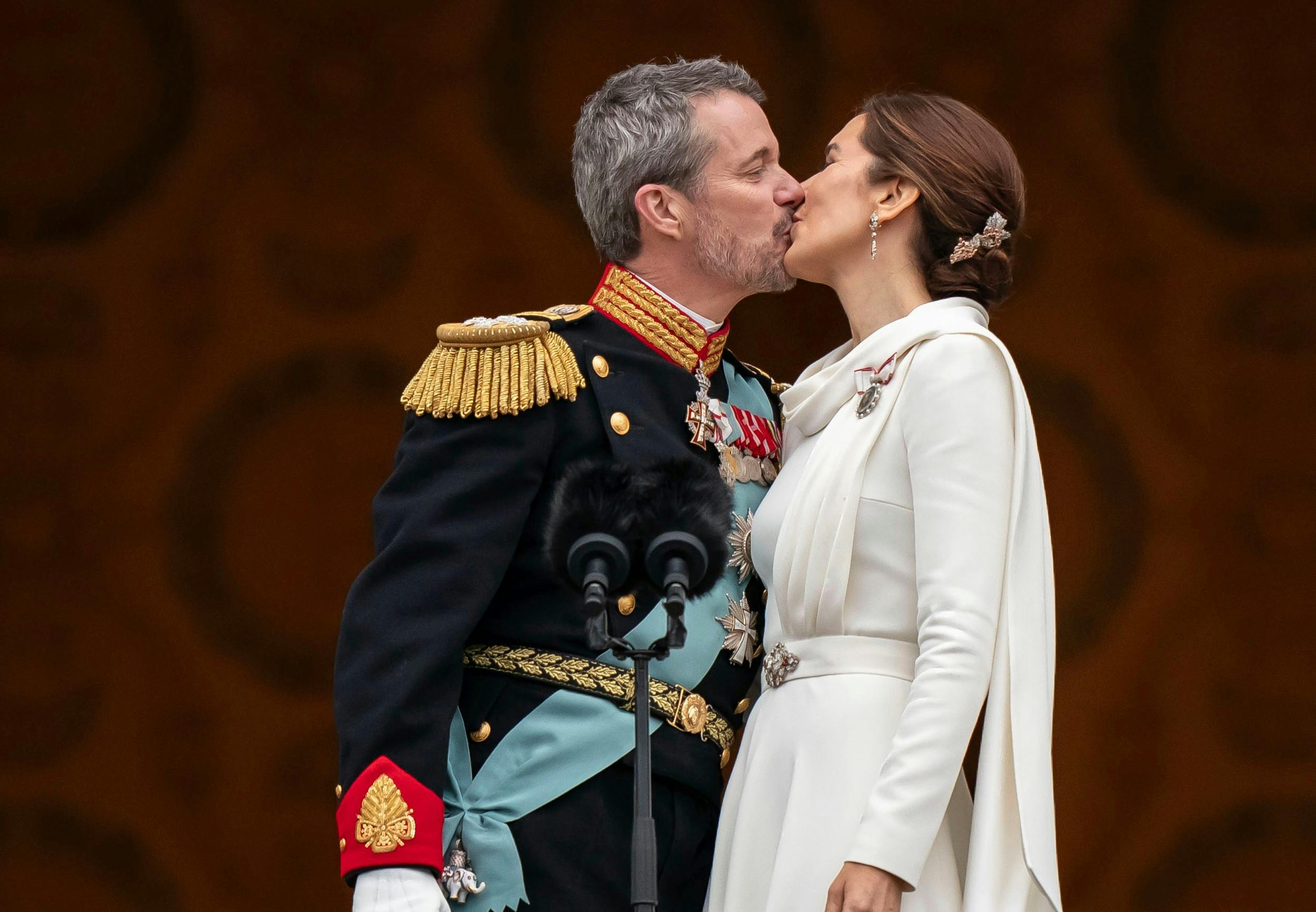 Var danskerne i tvivl om det gode forhold mellem kongeparret, skal de ikke se på det officielle portræt – til gengæld viste de kærligheden frem på balkonen, da Frederik blev udråbt til konge i januar.
