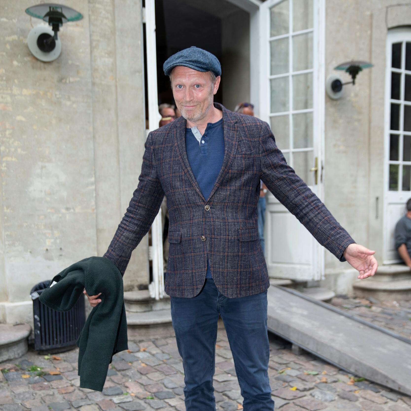 Mandag den 6. maj fylder Lars Mikkelsen 60, og kan se tilbage på en imponerende filmkarriere i både ind- og udland.