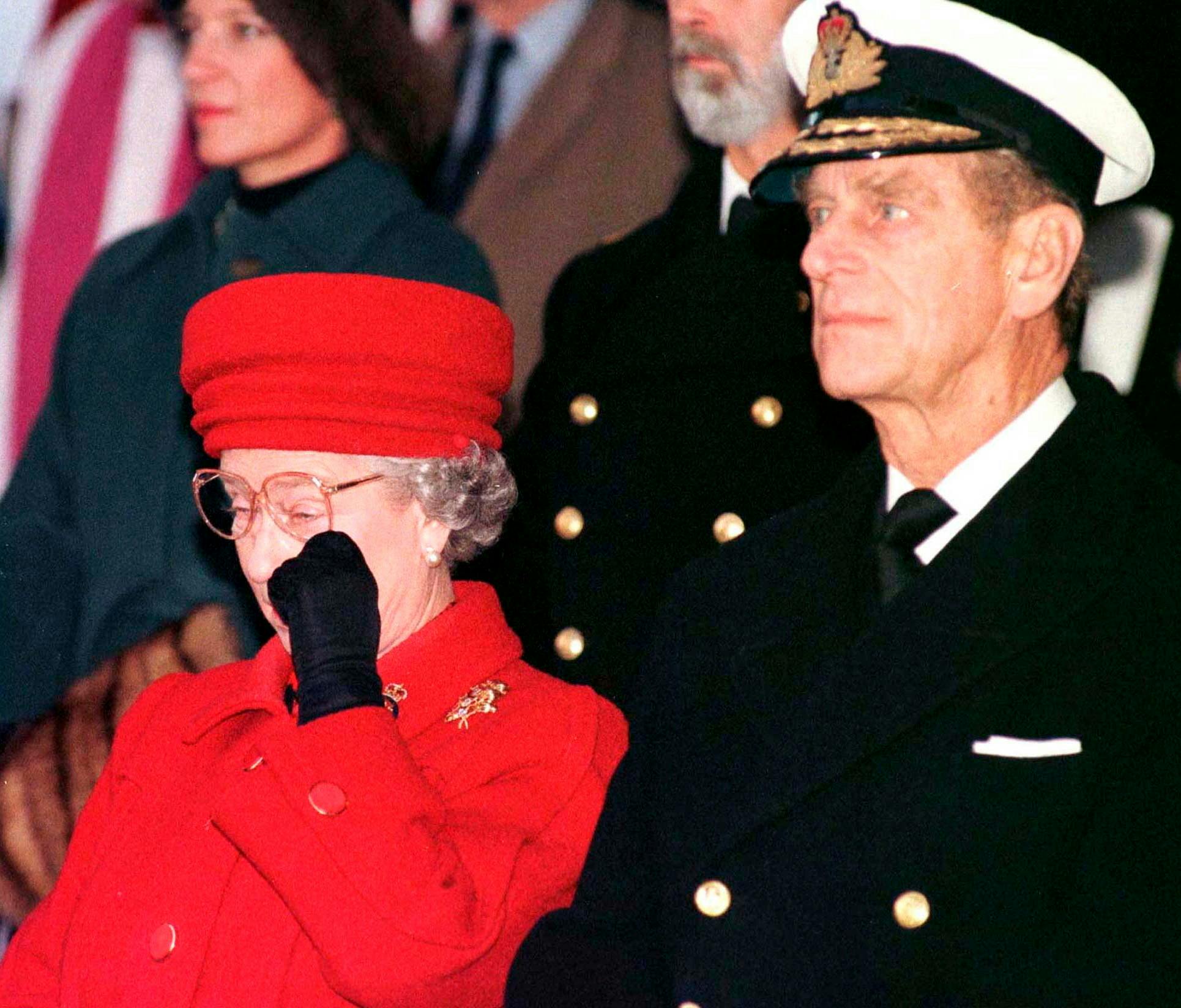 Det er kun Danmark og Norge, der stadig har et kongeskib. I 1997 måtte dronning Elizabeth vinke farvel til Storbritanniens kongeskib, HMS Britannia, som premierminister Tony Blair mente var for dyr at vedligeholde. Den konklusion er danske politikere endnu ikke nået frem til herhjemme. Afskedsceremonien var et af de få øjeblikke, hvor man oplevede dronningen græde offentligt under hendes 70 år på tronen.