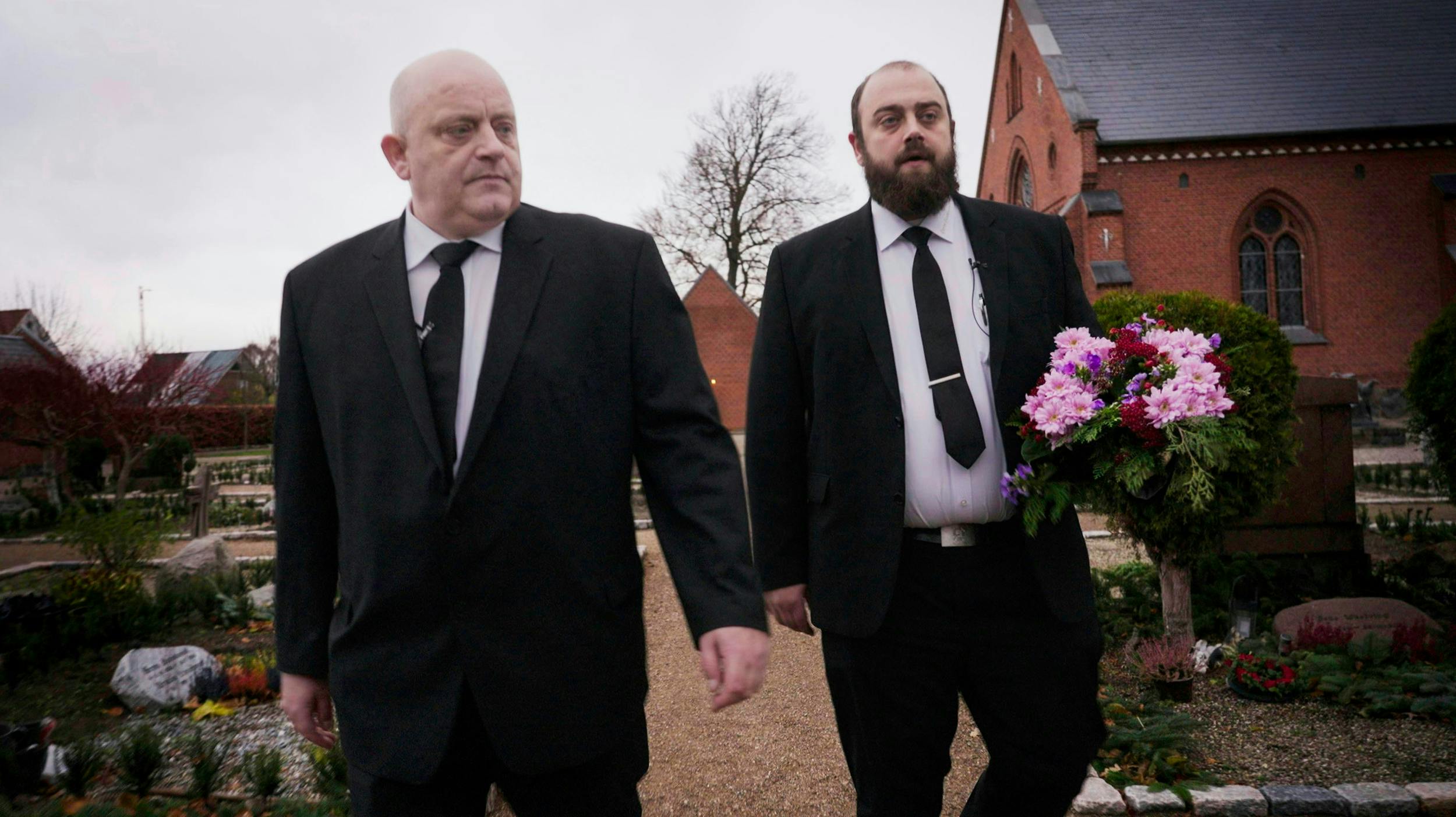 Mafiaboss eller bedemand? Når far Søren Riber, 57, og sønnike Simon Riber, 30, lægger folk i graven, er det helt efter reglerne – men jargonen er ligeså løssluppen som på det lokale værtshus.