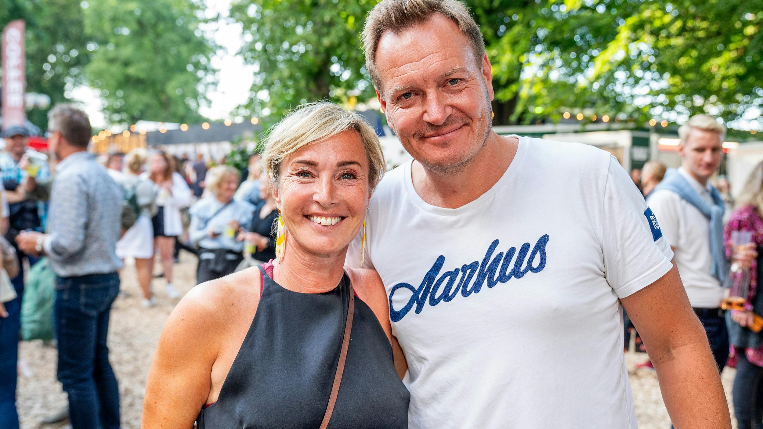 – Vi har jo mødt hinanden på et tidspunkt, hvor vi begge kan vores kram og kender os selv. Vi er heldige. Vi har tid og bor et rigtigt godt sted og har fri sammen i hverdagene. Vi tuller og hygger, laver mad og ser vores venner, fortæller Natasja Crone, 53, i et interview med SØNDAG, om sit ægteskab med Rasmus Tantholdt, 50.