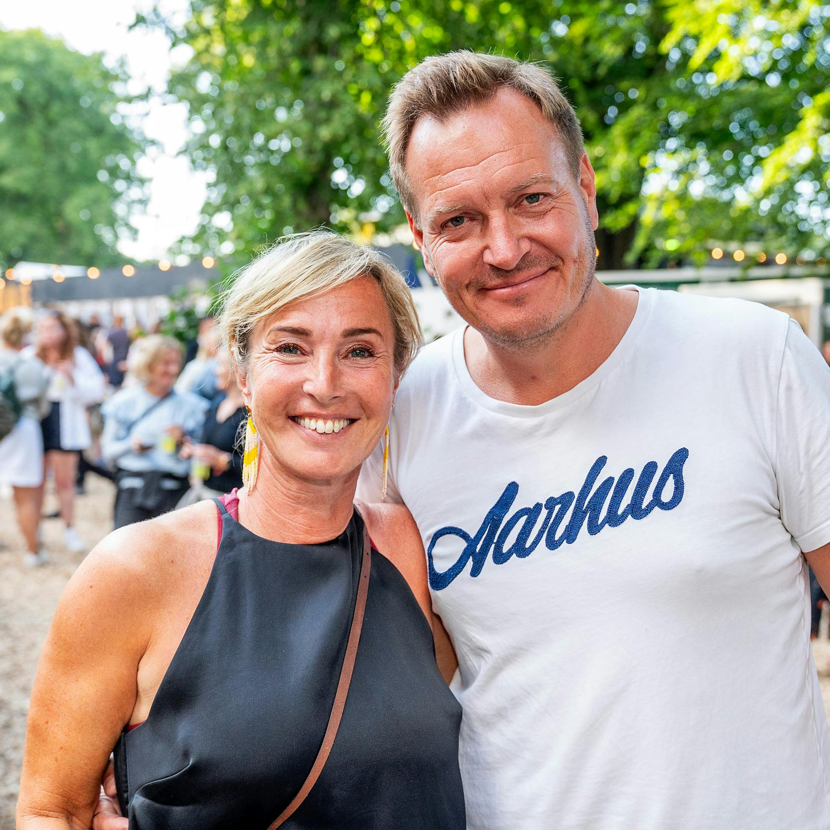 – Vi har jo mødt hinanden på et tidspunkt, hvor vi begge kan vores kram og kender os selv. Vi er heldige. Vi har tid og bor et rigtigt godt sted og har fri sammen i hverdagene. Vi tuller og hygger, laver mad og ser vores venner, fortæller Natasja Crone, 53, i et interview med SØNDAG, om sit ægteskab med Rasmus Tantholdt, 50.