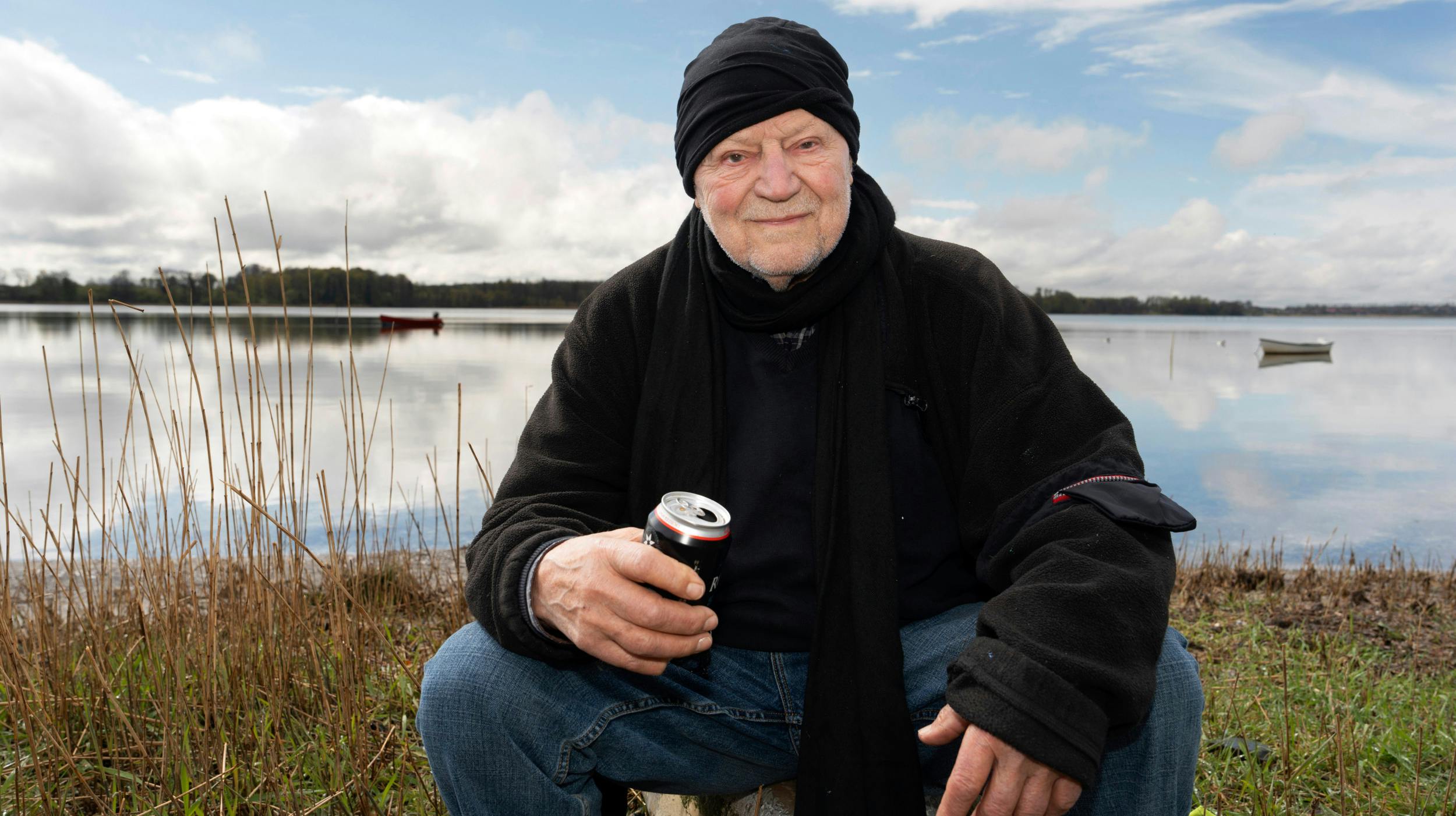 Troels Trier, 84, mindes sin kone gennem 38 år, Rebecca Brüel, når han hver aften tager en øl med udsigt over Kertinge Nor ved Kerteminde, hvor hendes aske ligger spredt.