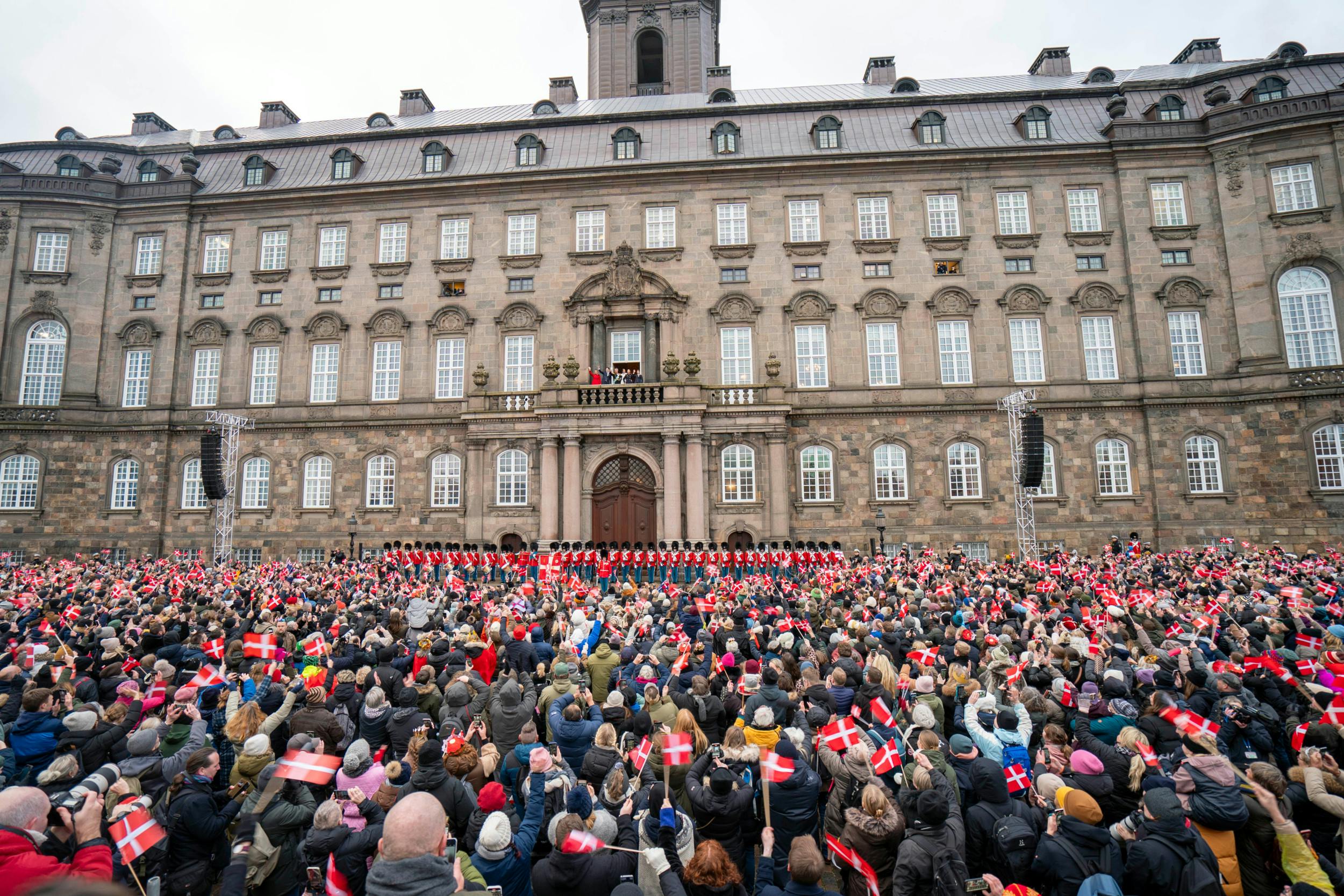 Frederik og Mary talte meget om den utrolige oplevelse det var at stille sig ud på balkonen foran så mange tusind danskere.