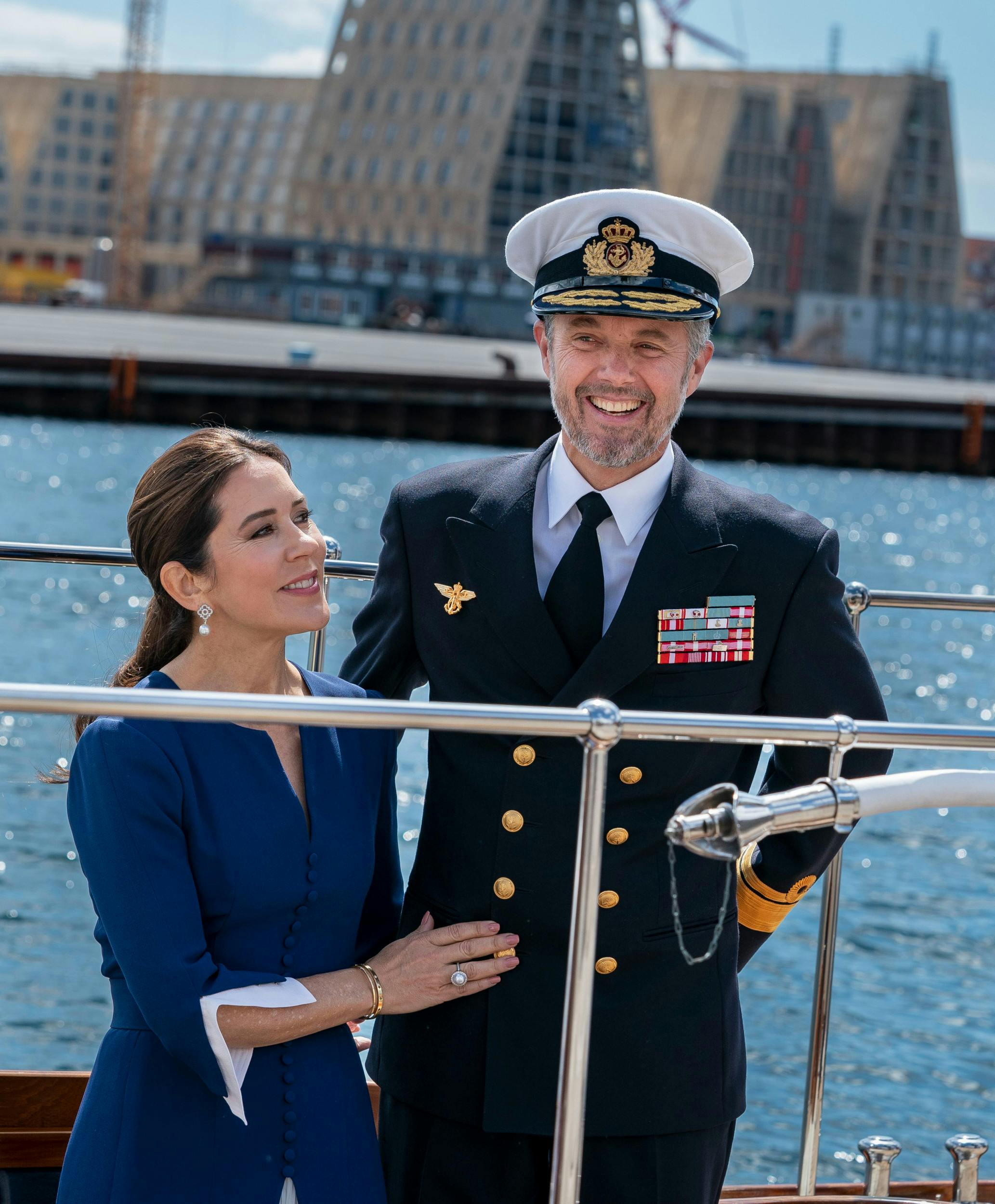 Interviewet foregik på kongeparrets hjemmebane, kongeskibet Dannebrog, mens det lå i dansk farvand. Siden er det sejlet videre til besøg i Sverige og Norge.