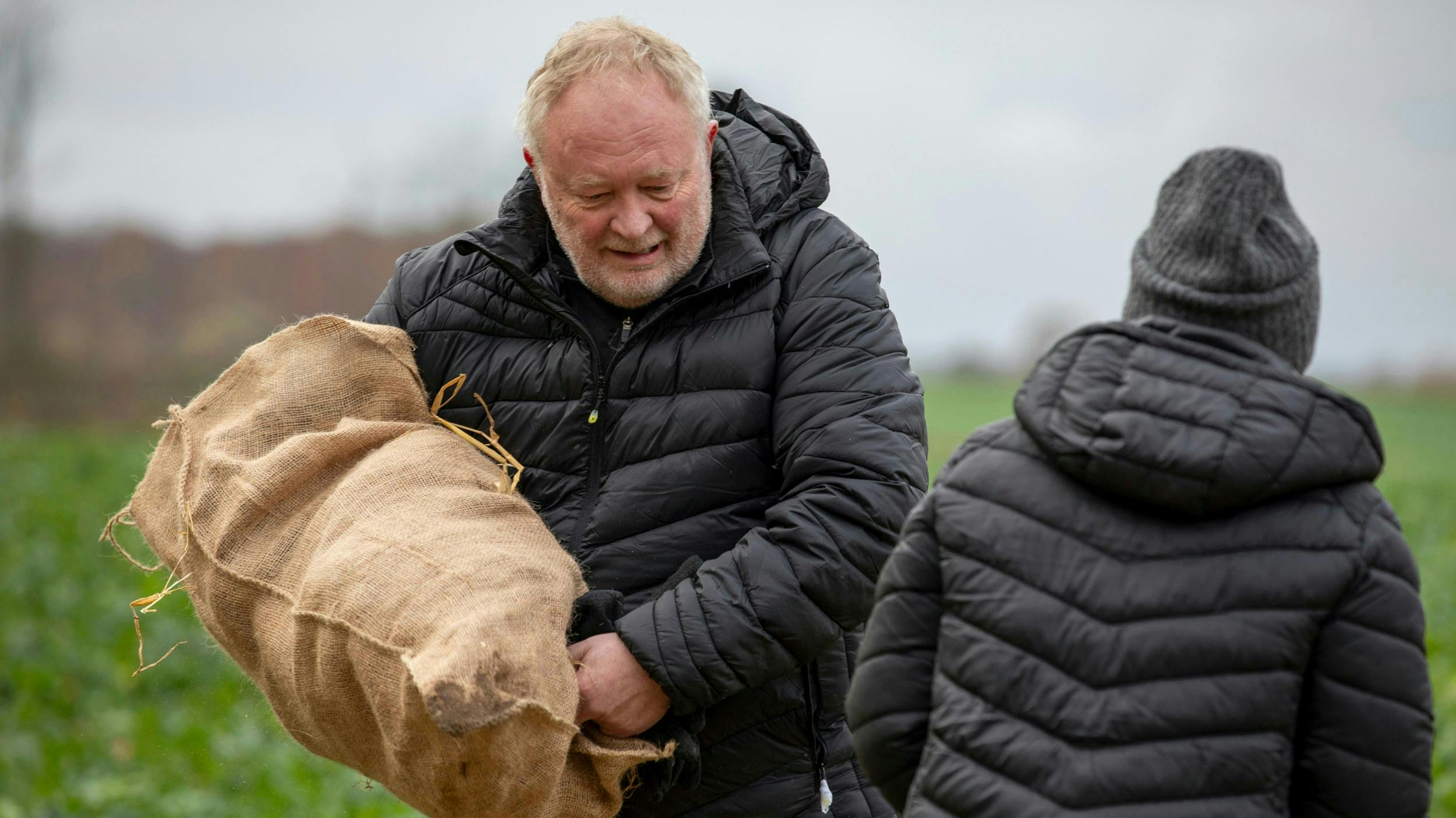I jagten på forrædere får Bjarne tiltusket sig en daggert, så han har mere magt ved det runde bord.