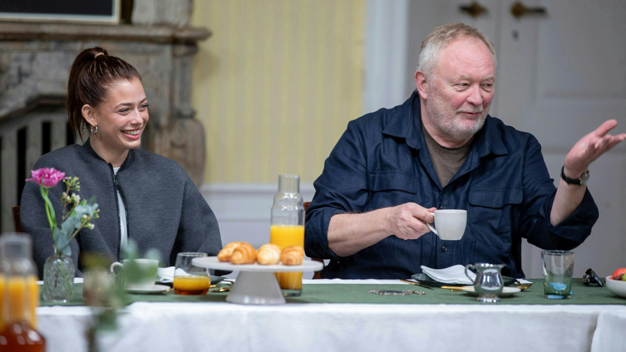 Efter optagelserne til ”Forræder” har deltagerne holdt en efterfest: – Alle havde noget, de skulle af med: ”Hvorfor gjorde du det?” – og sådan noget, forklarer Bjarne om festen. I spillet på slottet danner skuespilleren en slags alliance med den skarpe influencer Melissa Bentsen, 23.