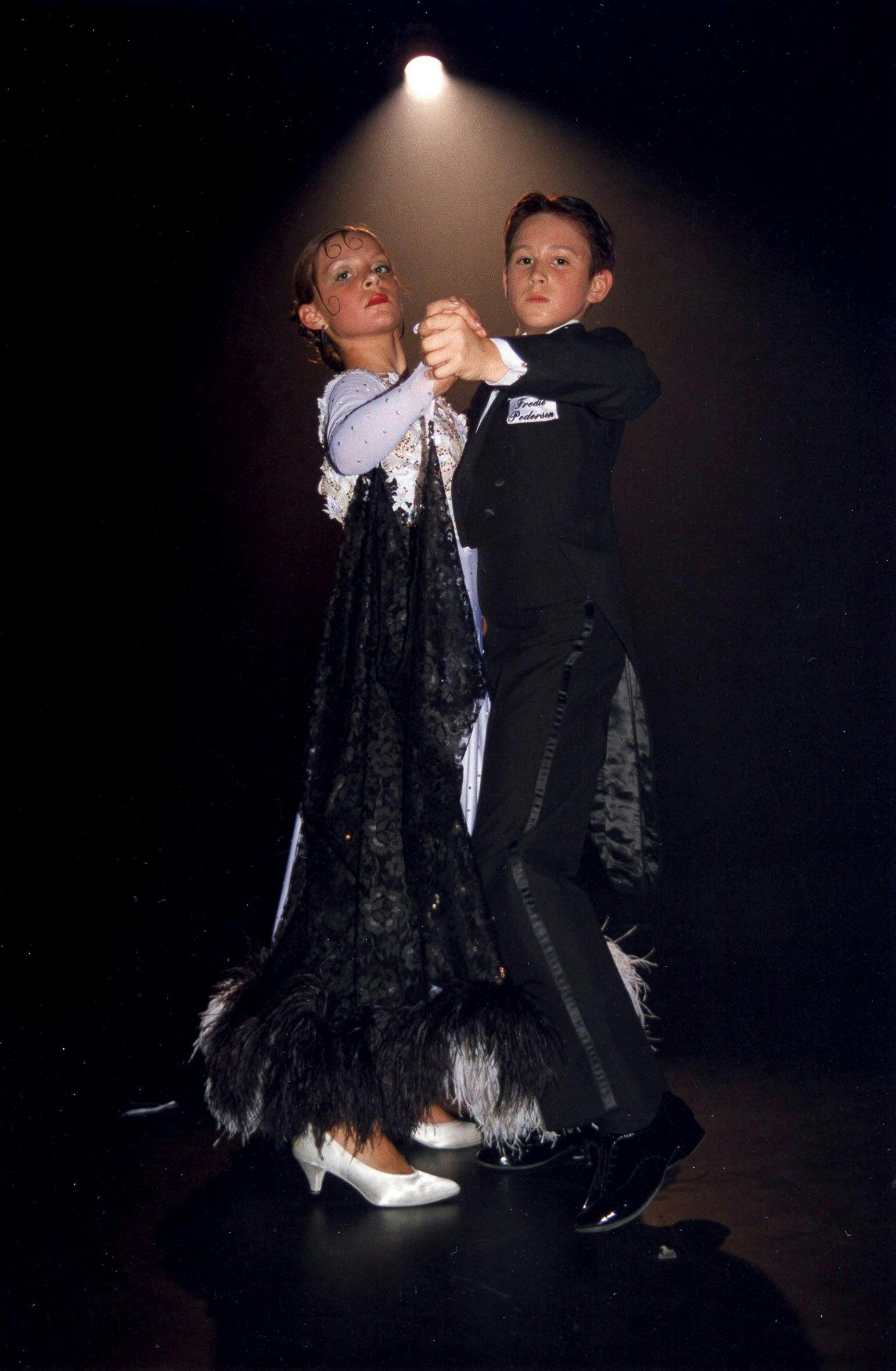 – RET dig op, ret dig op Sonny, rettede Mickey Fredie Pedersen sin søn og dansepartneren Jeanne, da de blev fulgt i programmet ”Ingen slinger i valsen”. Træningen virkede, og Sonny blev en succesfuld og vindende danser. Han vandt utallige DM og var også øverst på sejrsskamlen, når han konkurrerede med verdens bedste til VM.