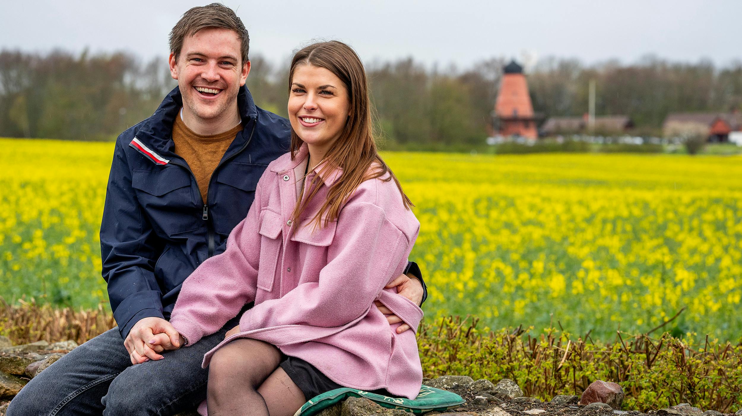 Anders Ingwersen, 32, faldt allerede fra starten af optagelserne for Emilie Lindevang, 28, som i februar flyttede ind hos ham ved Åstrup Mølle på Sydfyn: – Vi nyder hinandens selskab hver dag, siger han.