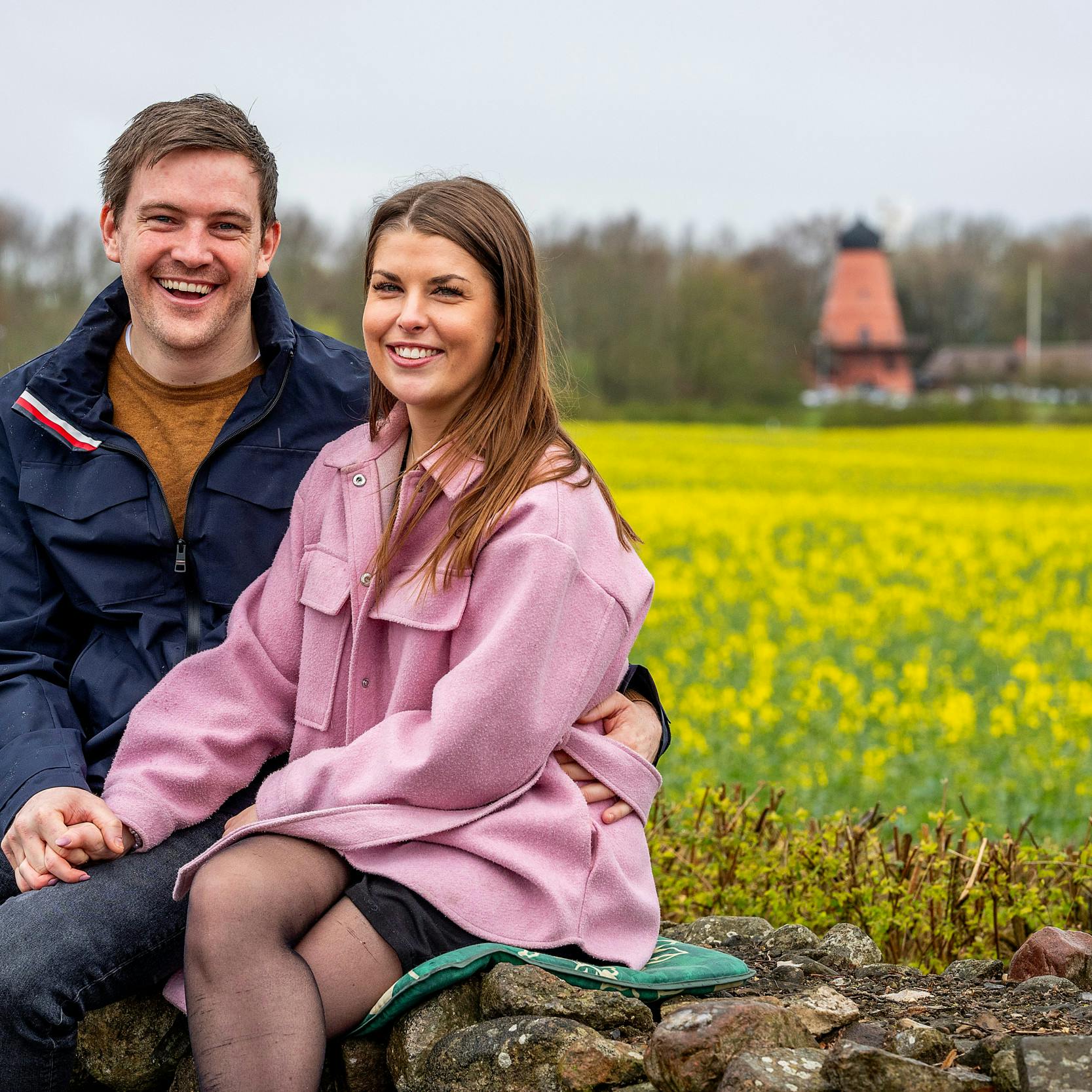 Anders Ingwersen, 32, faldt allerede fra starten af optagelserne for Emilie Lindevang, 28, som i februar flyttede ind hos ham ved Åstrup Mølle på Sydfyn: – Vi nyder hinandens selskab hver dag, siger han.