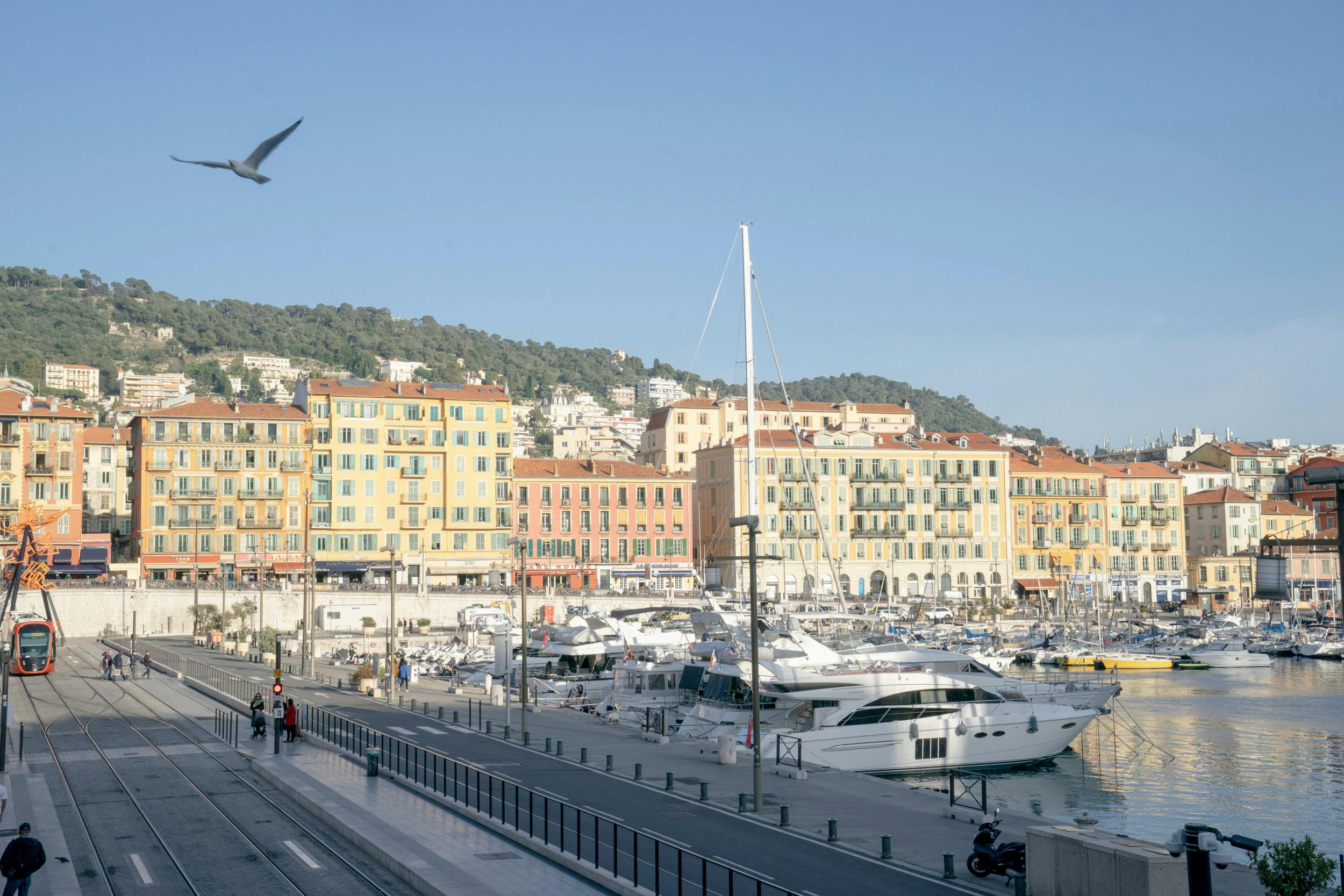 Det er den romantiske by Cannes ved den franske riviera, som er Ulla Terkelsens hjem.