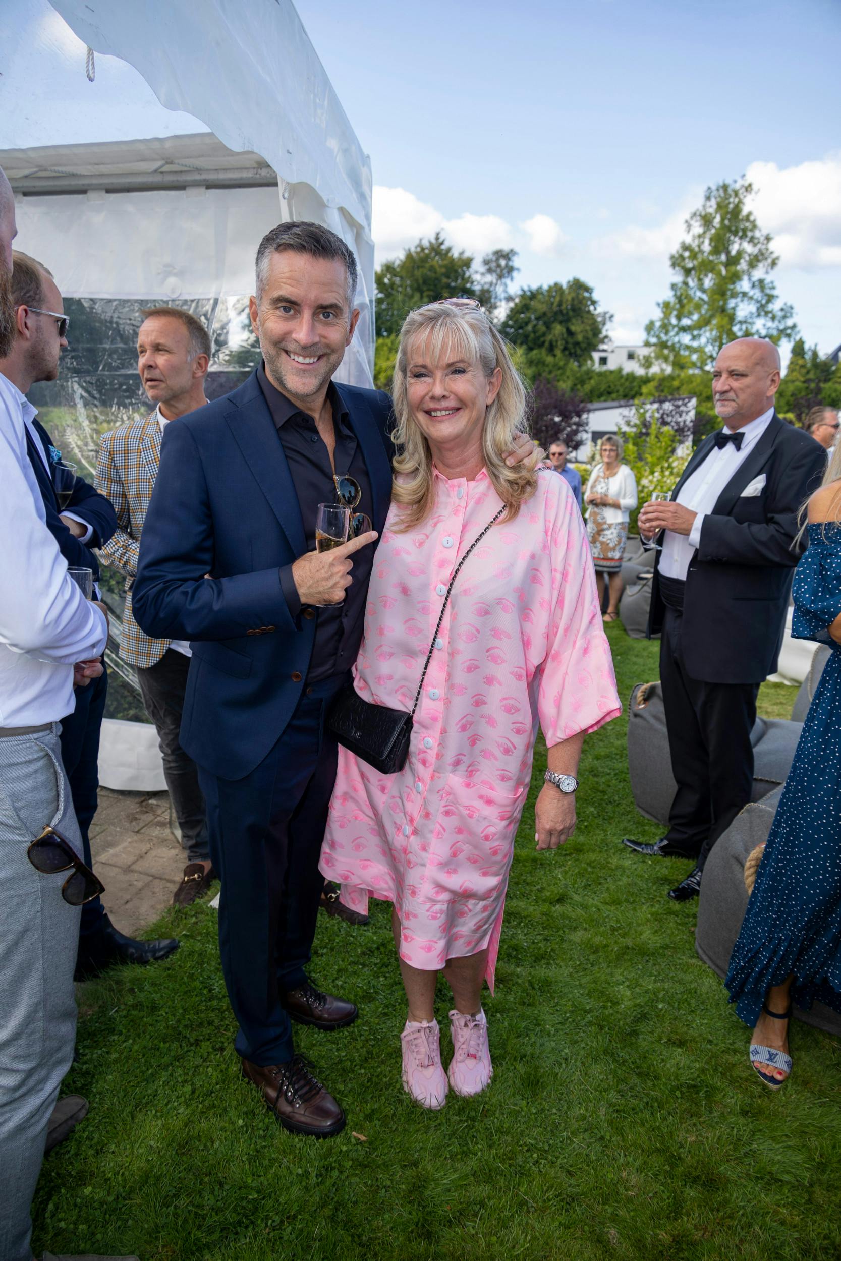 Da hun medvirkede som investor i tre sæsoner fa ”Løvens hule” åbnede det en del døre. Her hilser Birgit Aaby på sin afløser i programmet Jacob Risgaard, 47.