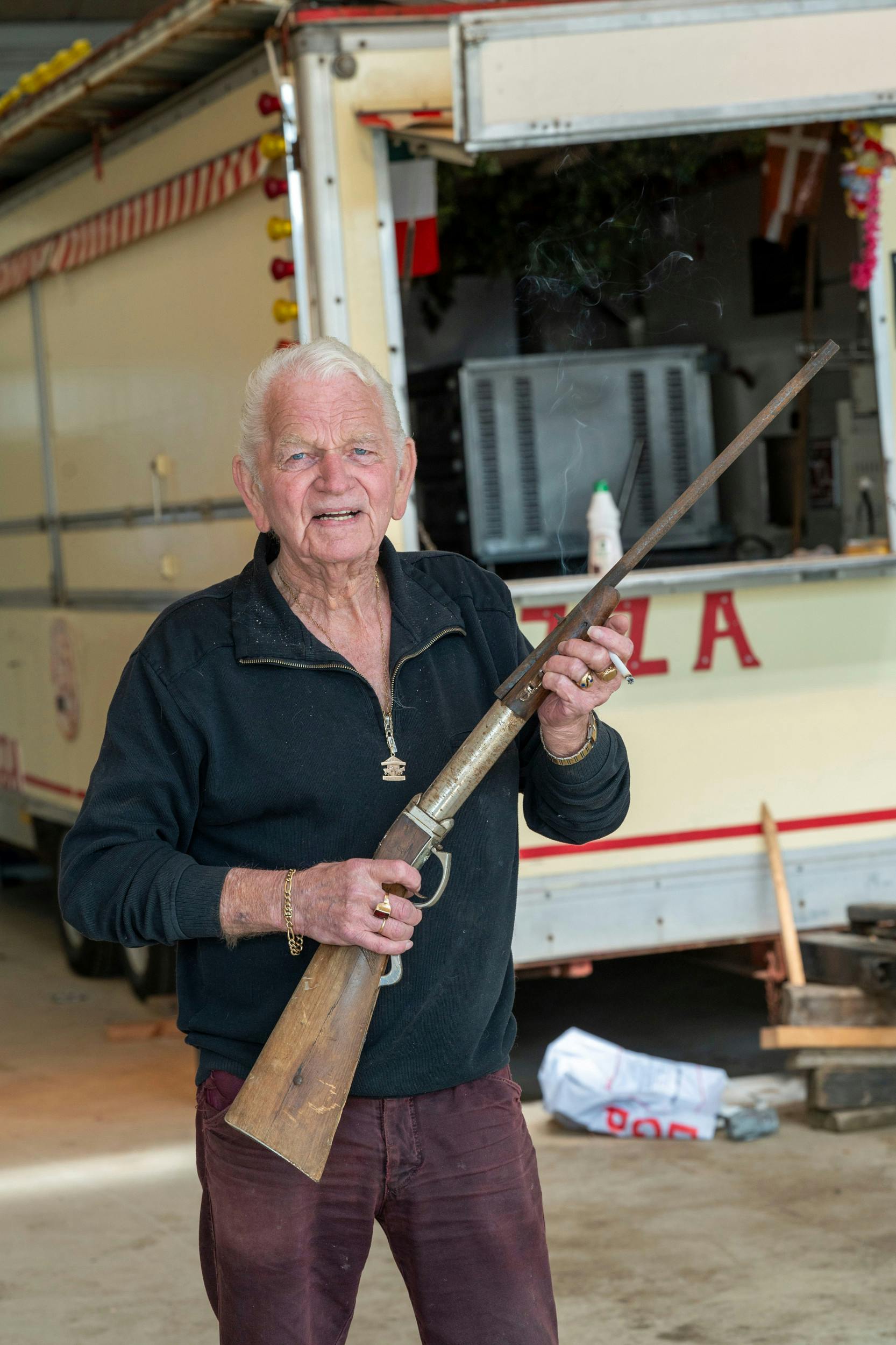 Skydetelt har Leif ikke længere, men geværet fra gamle dage er klar.
