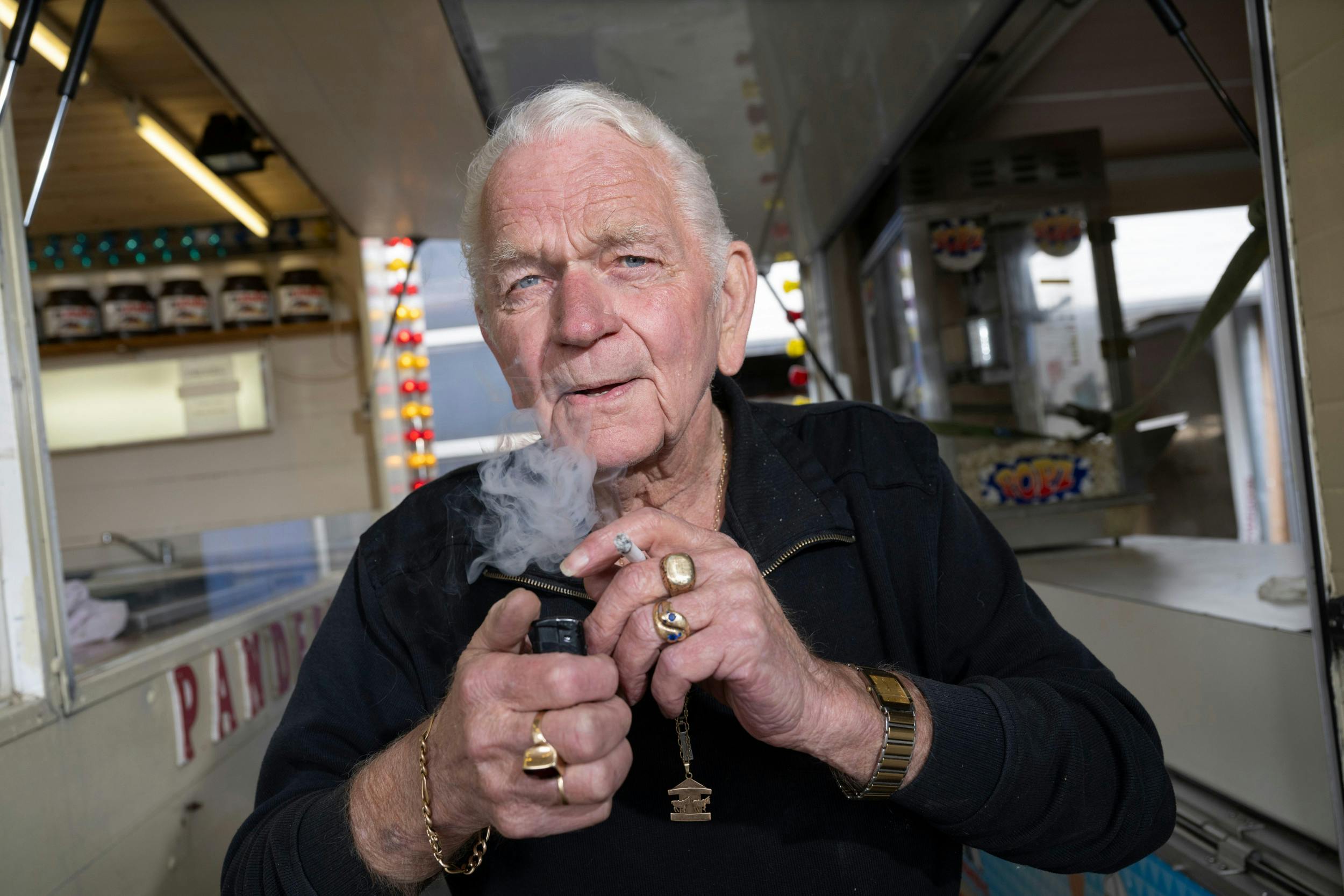 – Nu ryger jeg kun 10 smøger om dagen, men jeg lyver også engang i mellem, indrømmer Leif om sin livslange last.