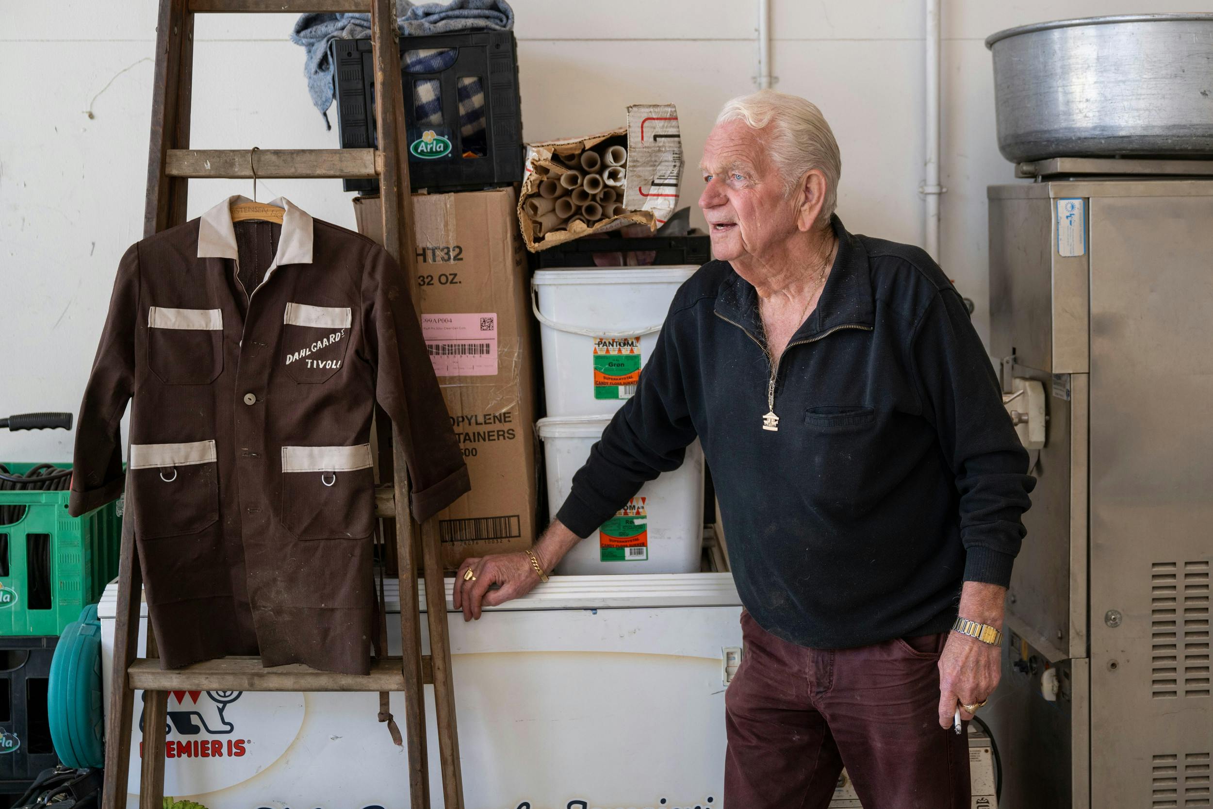 På lageret i Skive har Leif Dahlgård mange af de gamle effekter fra dengang i de glade 90’ere.