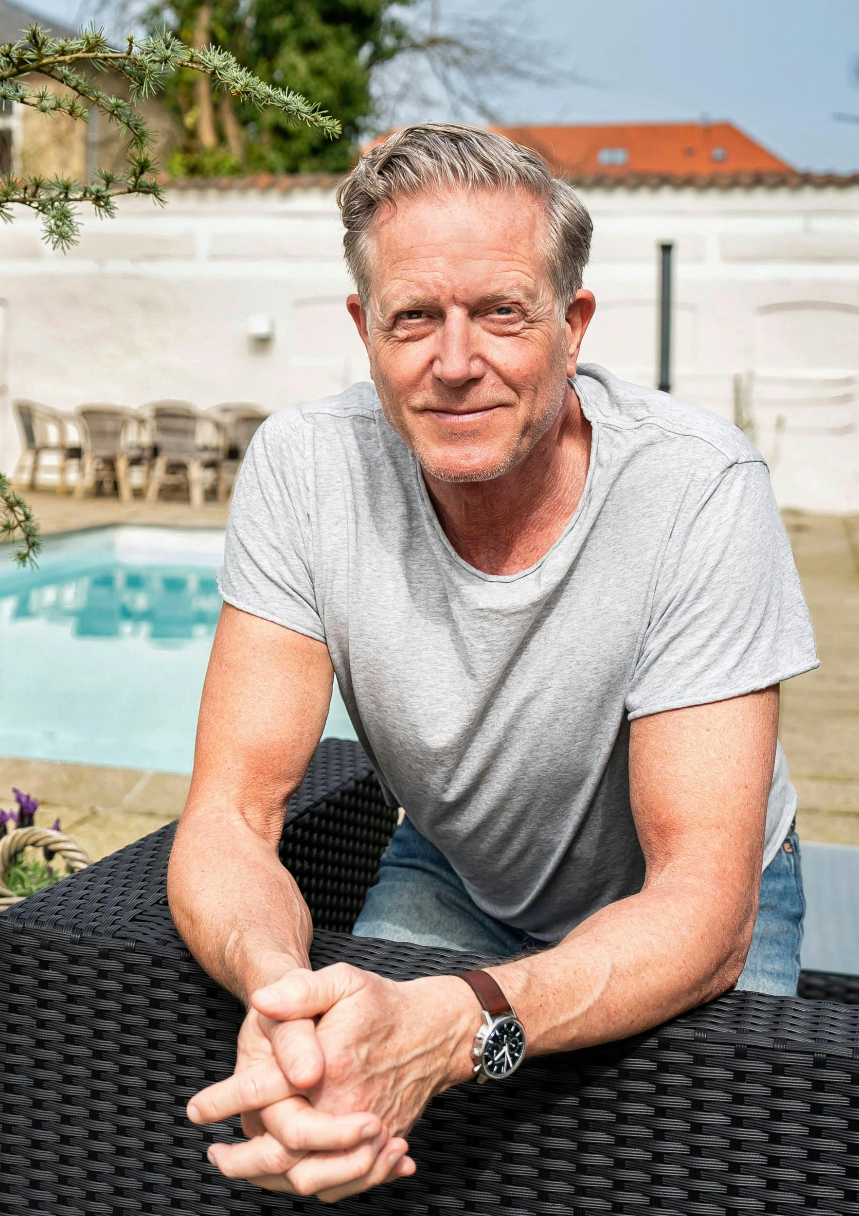 I sin have har Peter pool, så sommeren kan bare komme an. De kvindelige fans derimod bliver dog ikke inviteret indenfor.