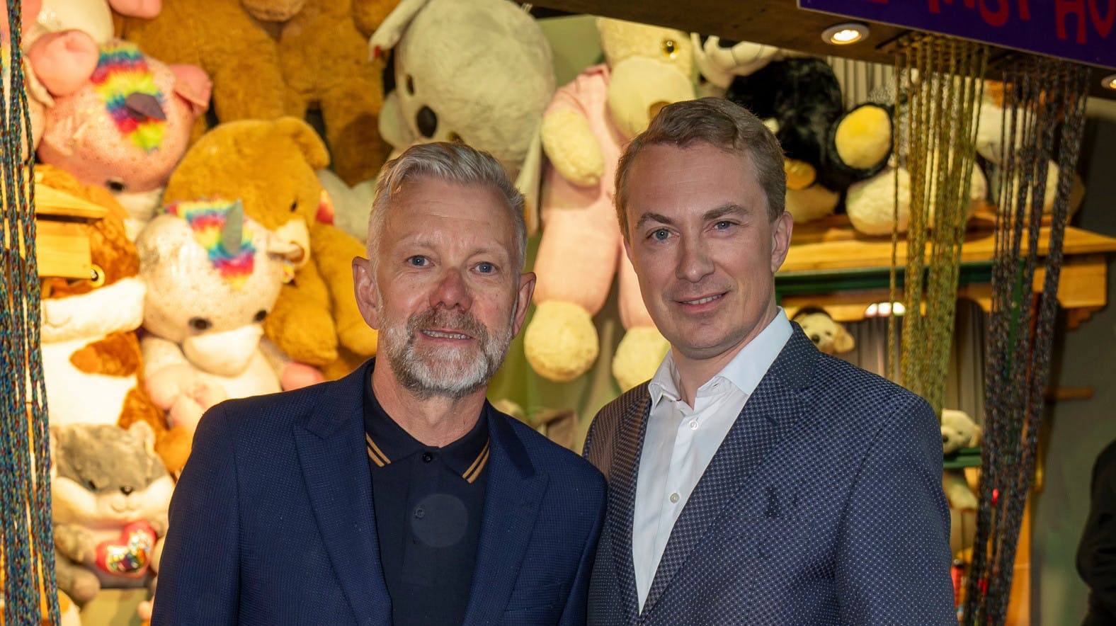Morten Messerschmidt, 43, havde inviteret Casper Christensen, 55, med til årets premiere på Bakkens Hvile.