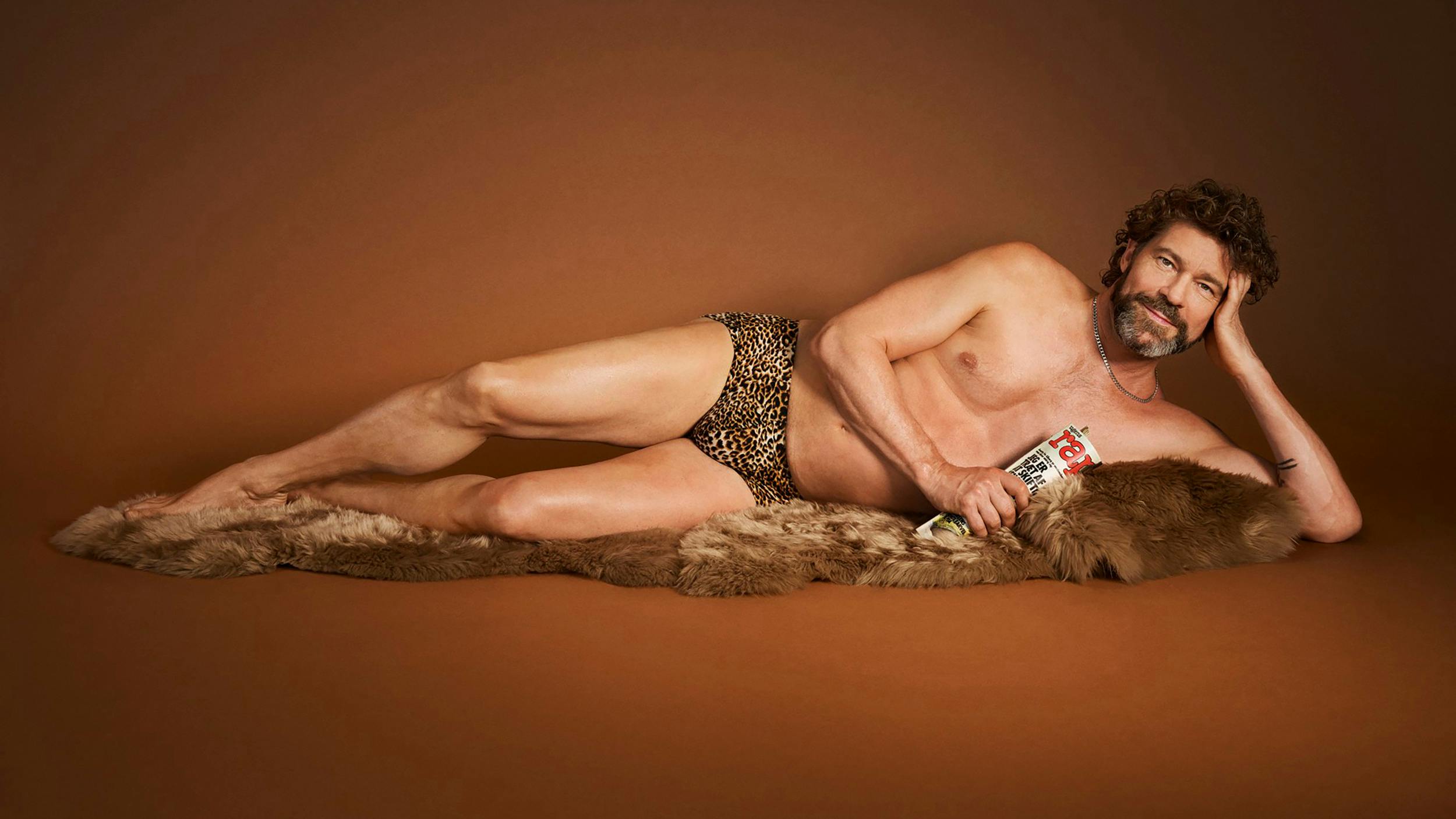 Søren Rasted, 54, varmer op til syvende udgave af ”Den Grå Side Live” i denne yndige positur.