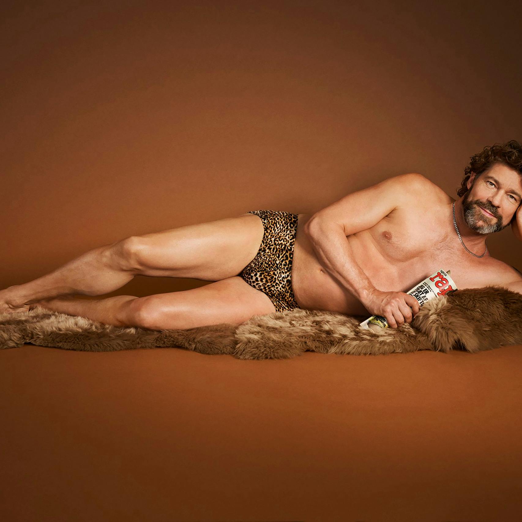 Søren Rasted, 54, varmer op til syvende udgave af ”Den Grå Side Live” i denne yndige positur.