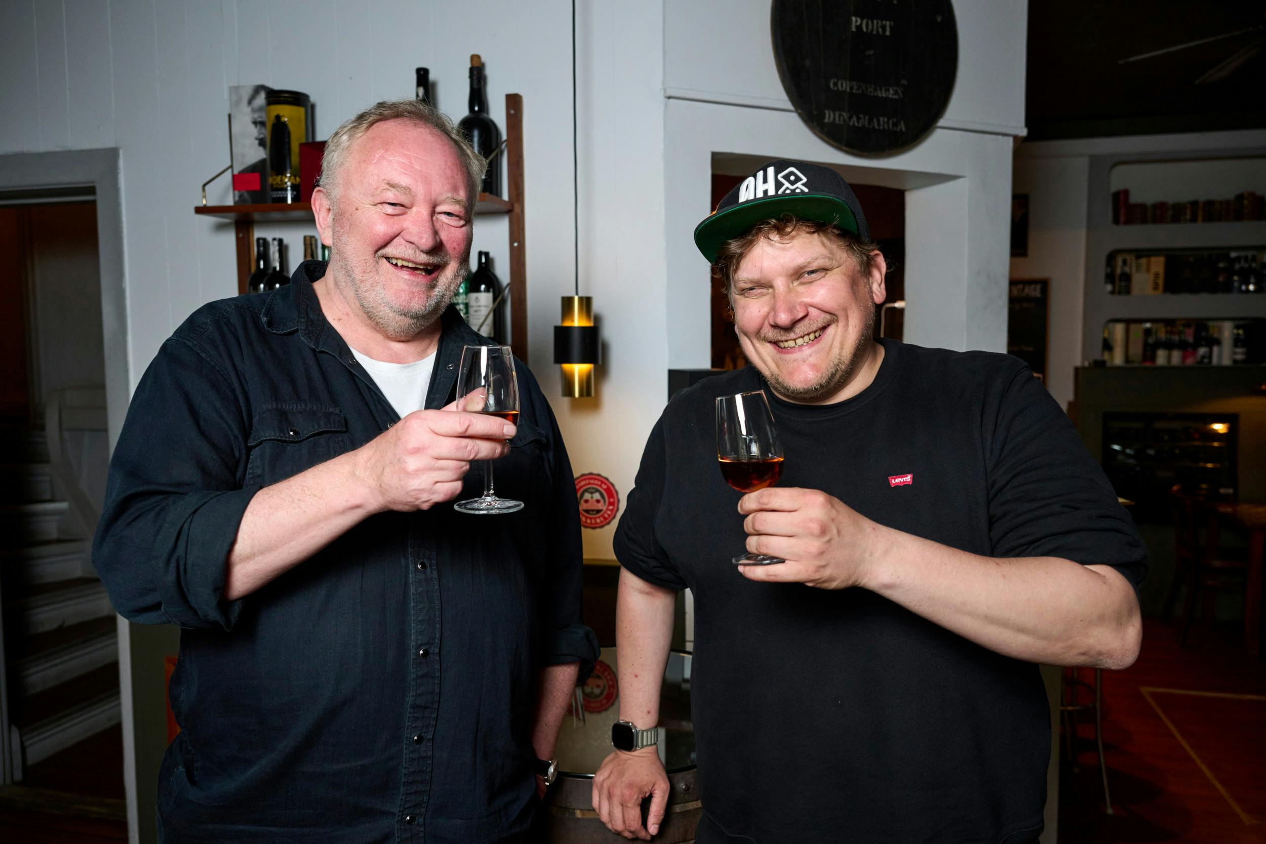 Bjarne Henriksen, 65, og Heino Hansen, 39, er begge glade for portvin.