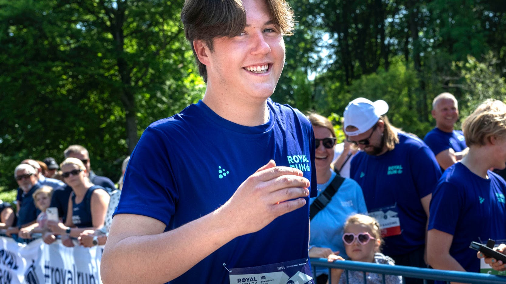 Humøret er allerede højt hos Christian, 18, som oven på forhåbentlig vellykkede eksamener snart suser København rundt med våde varer i blodet på ladet af studentervognen fra Ordrup Gymnasium.