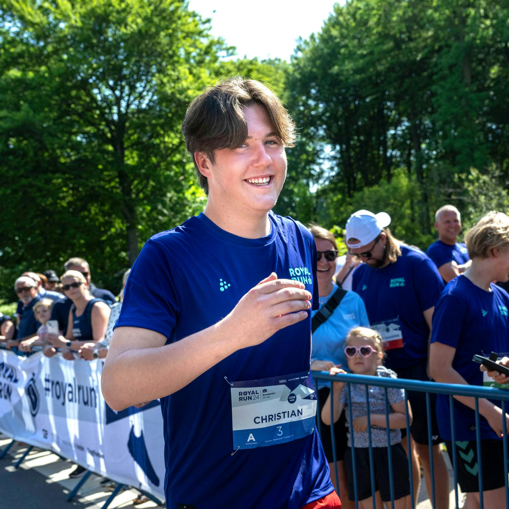 Humøret er allerede højt hos Christian, 18, som oven på forhåbentlig vellykkede eksamener snart suser København rundt med våde varer i blodet på ladet af studentervognen fra Ordrup Gymnasium.