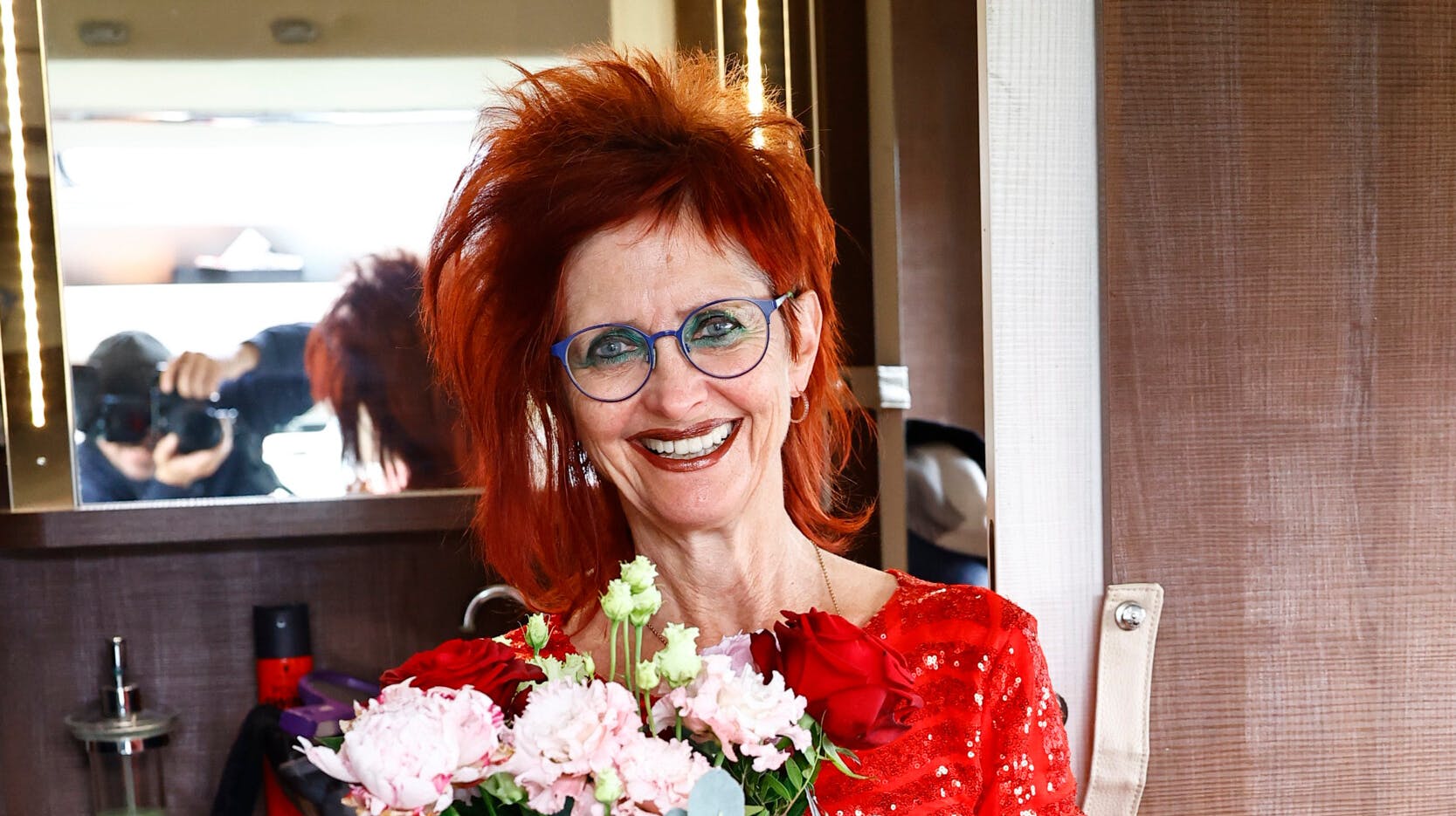 Læberne malede hun røde og håret blev touperet, så Sussi var klar til fest.