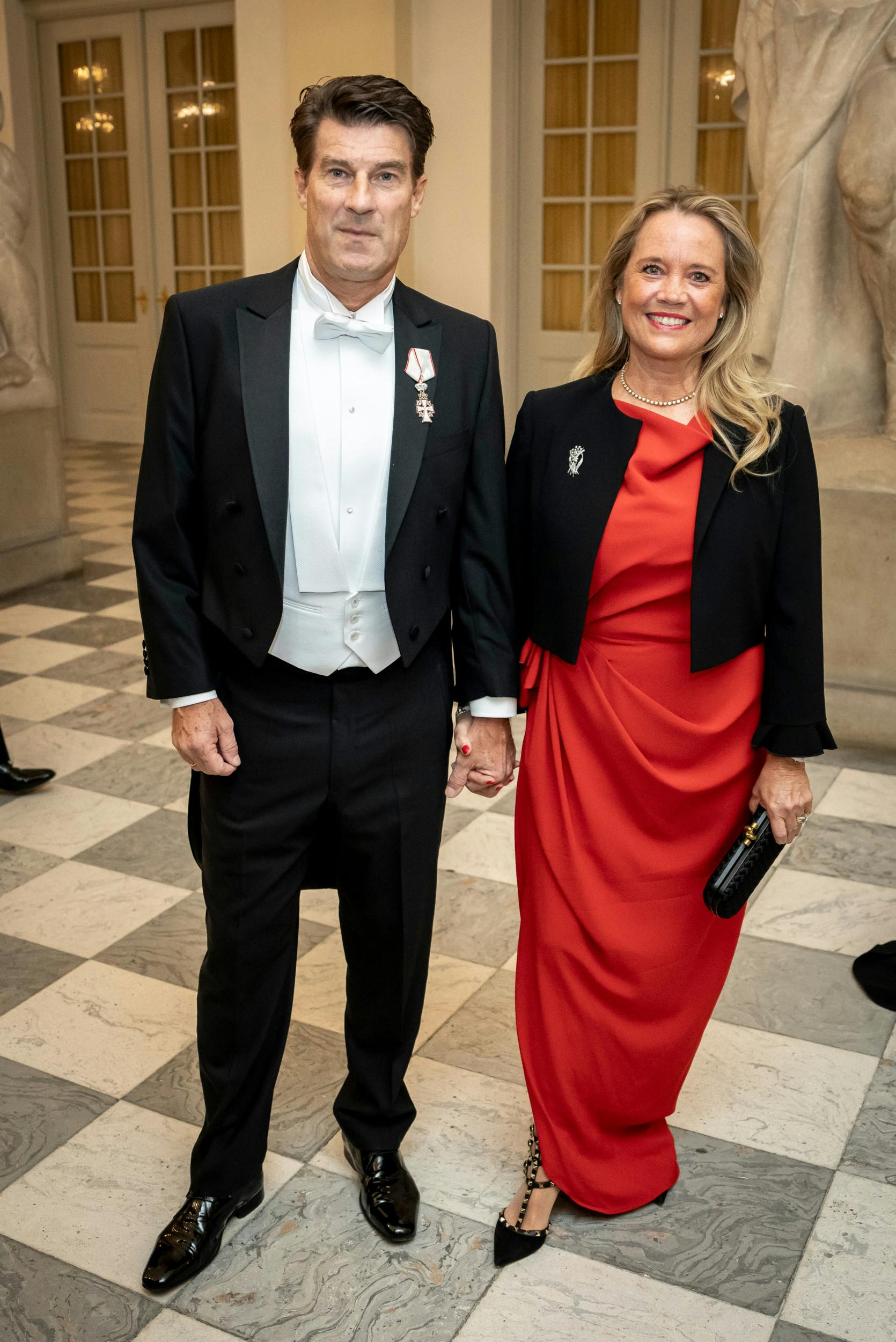 Som Ridder af Dannebrog er boldkunstneren med til bal hos de kongelige. Her med norske Siw Retz Laudrup, som han giftede sig med i 1990.