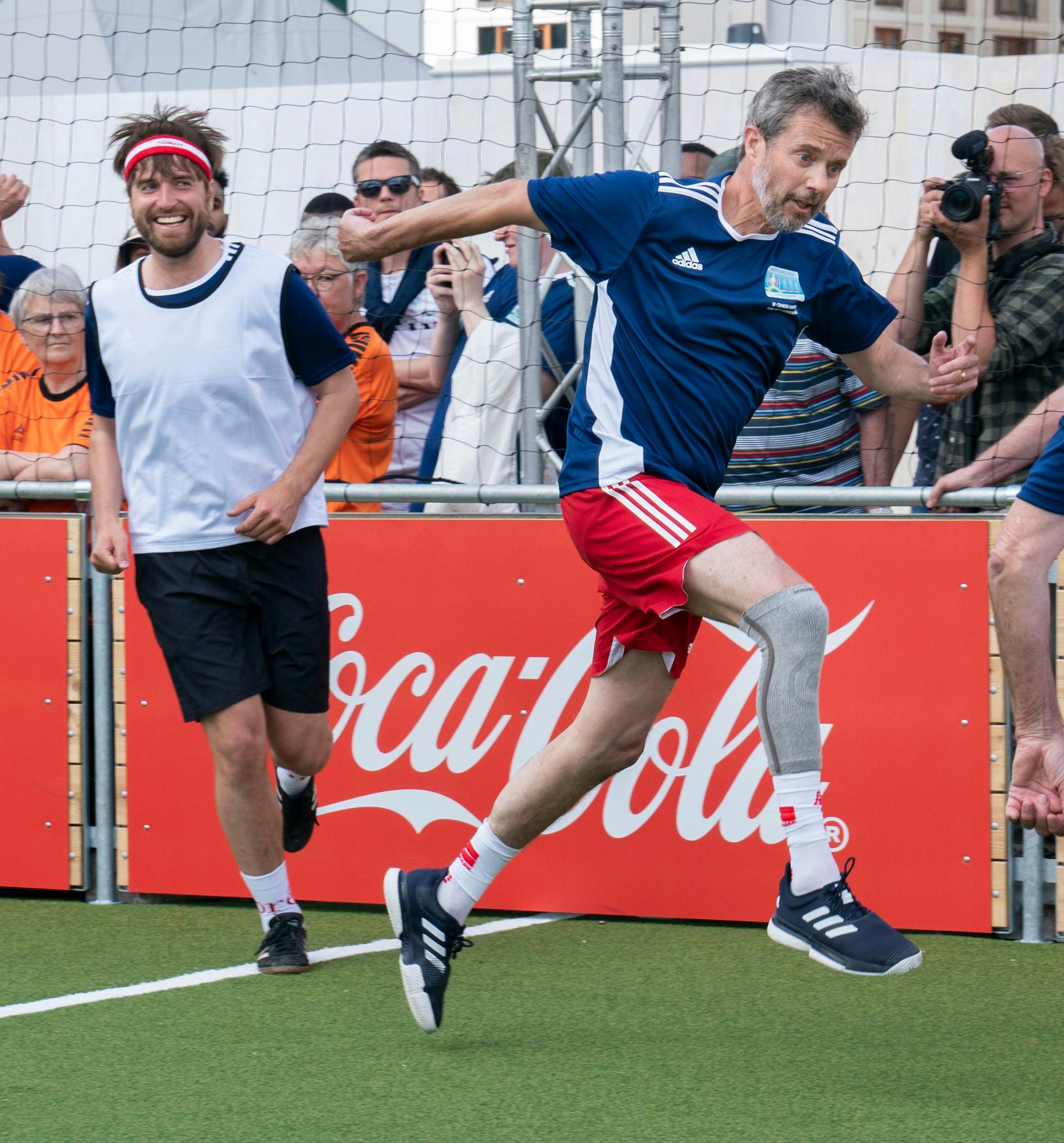 Lige nu hitter Malte Ebert med den officielle EM-sang ”Kongen af Danmark”. Men han har faktisk selv spillet bold med kongen.