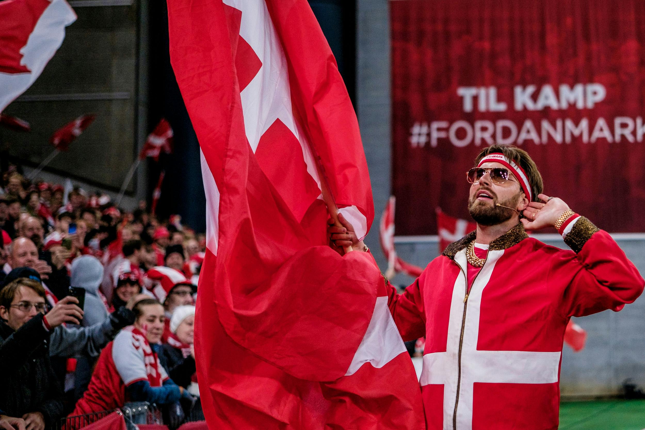 I 2021 lavede Malte Ebert en uofficiel EM-sang som Gulddreng. Den fik han lov at optræde med i Parken, men i år står han for den officielle sang